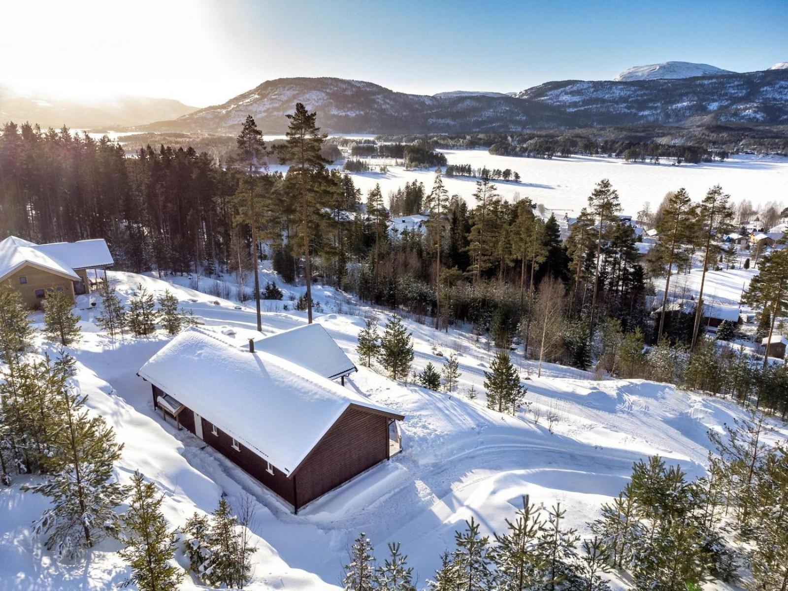Accessible Nature Cabin with Lake & Mountain Views - Solstråle Hytte