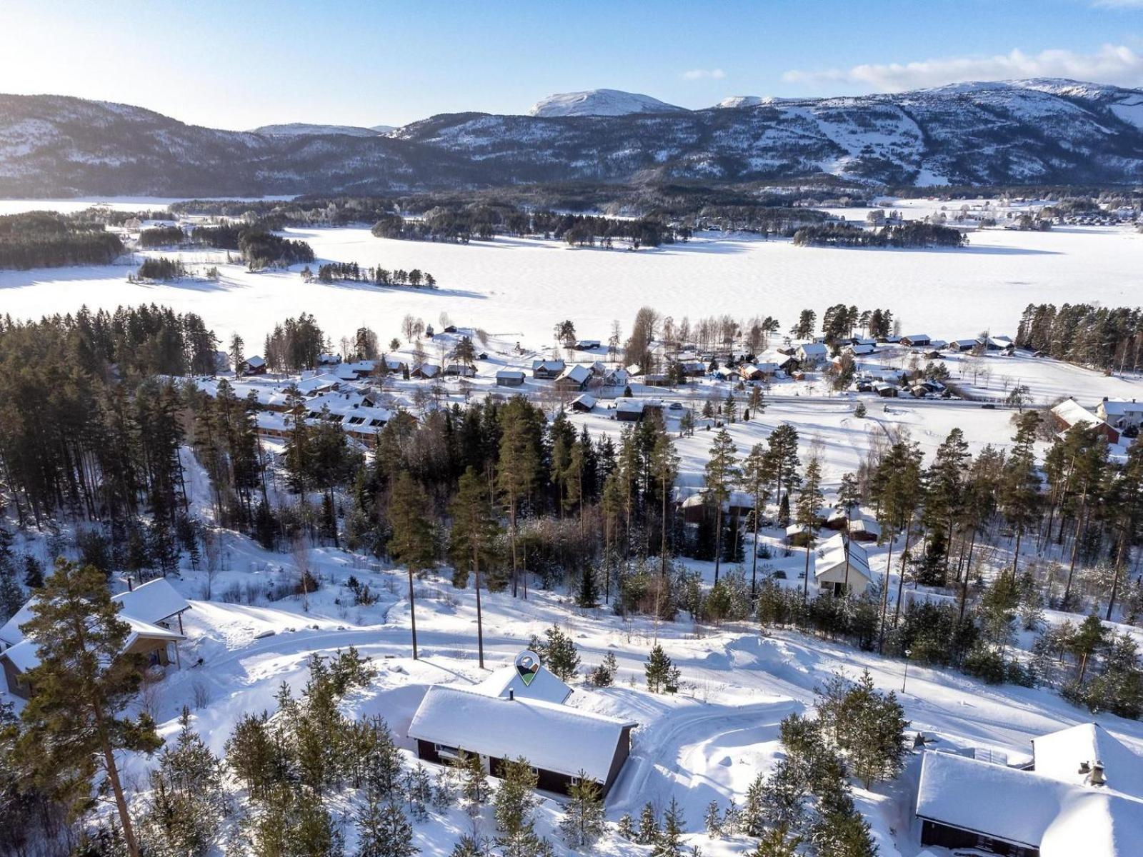 Accessible Nature Cabin with Lake & Mountain Views - Solstråle Hytte