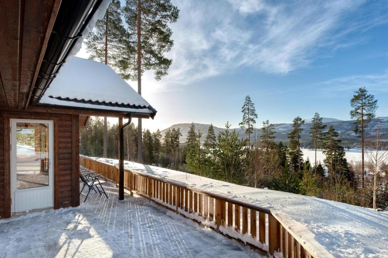 Accessible Nature Cabin with Lake & Mountain Views - Solstråle Hytte