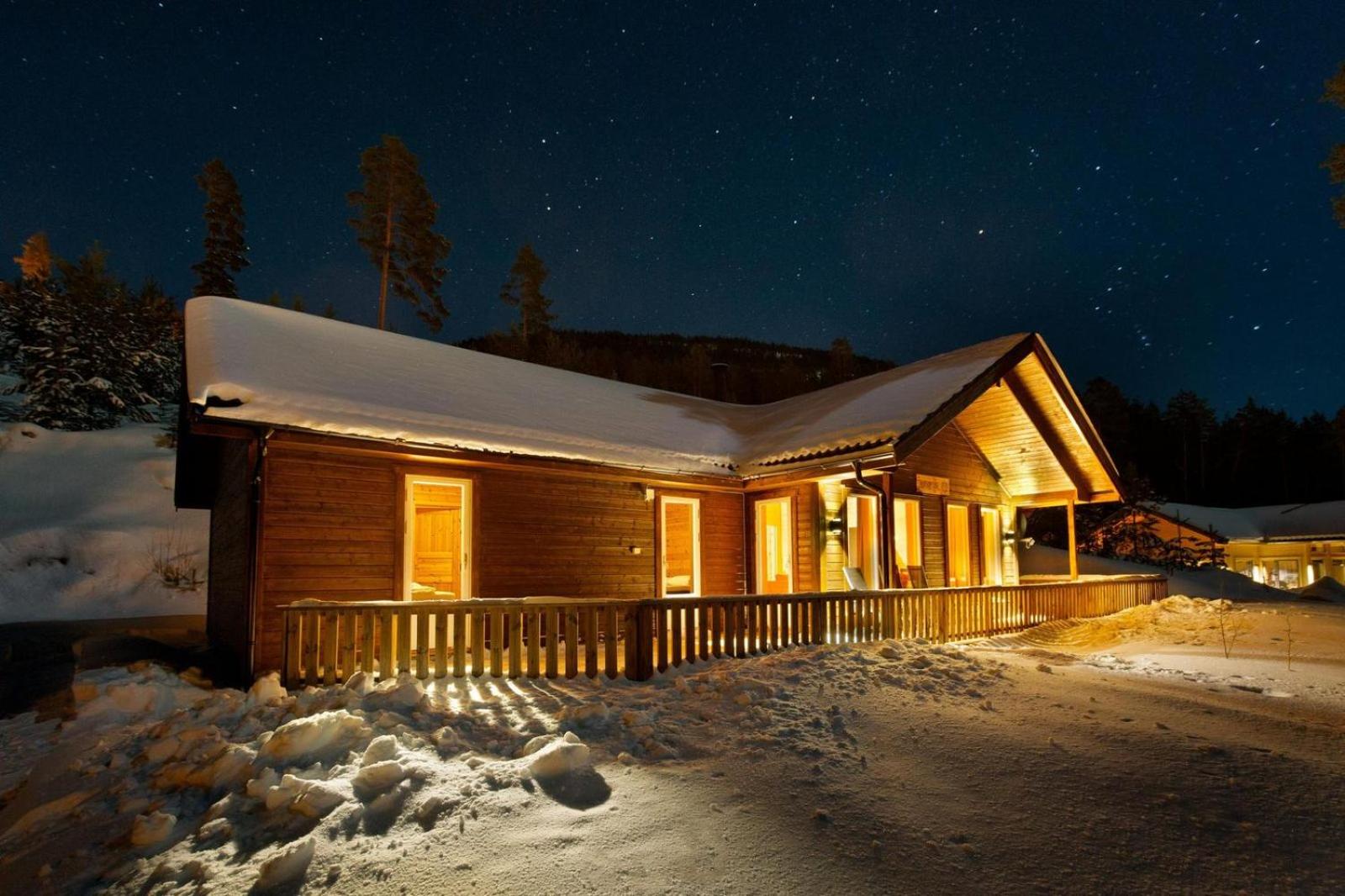 Accessible Nature Cabin with Lake & Mountain Views - Solstråle Hytte