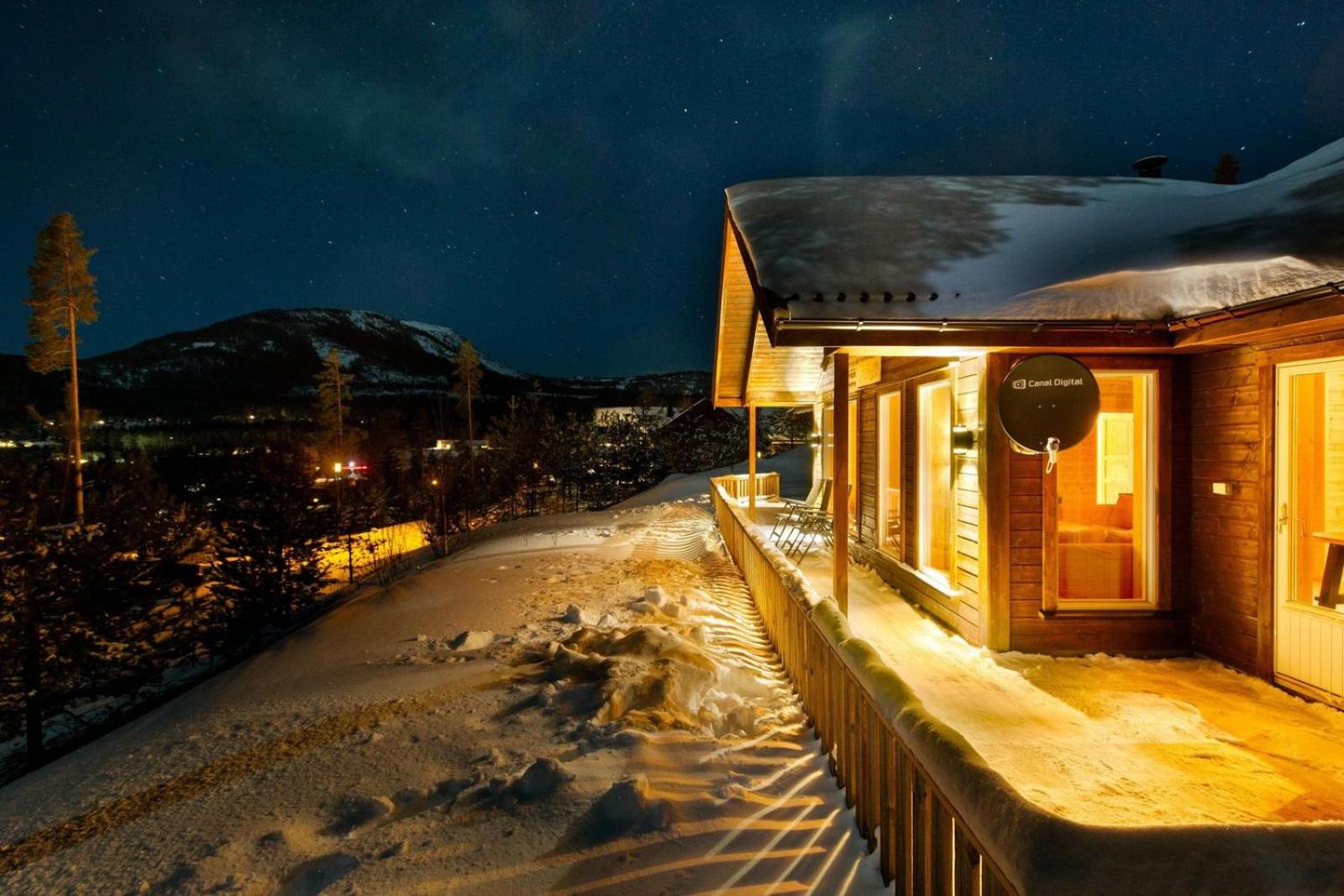 Accessible Nature Cabin with Lake & Mountain Views - Solstråle Hytte