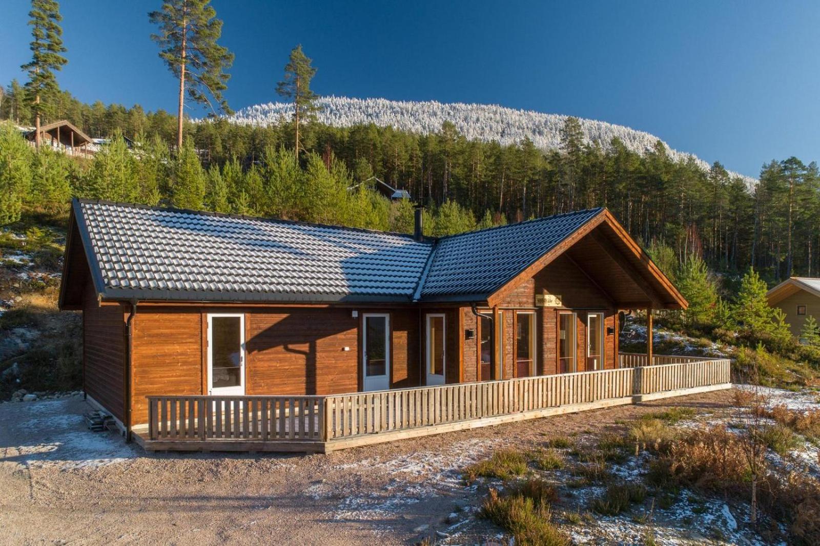 Accessible Nature Cabin with Lake & Mountain Views - Solstråle Hytte