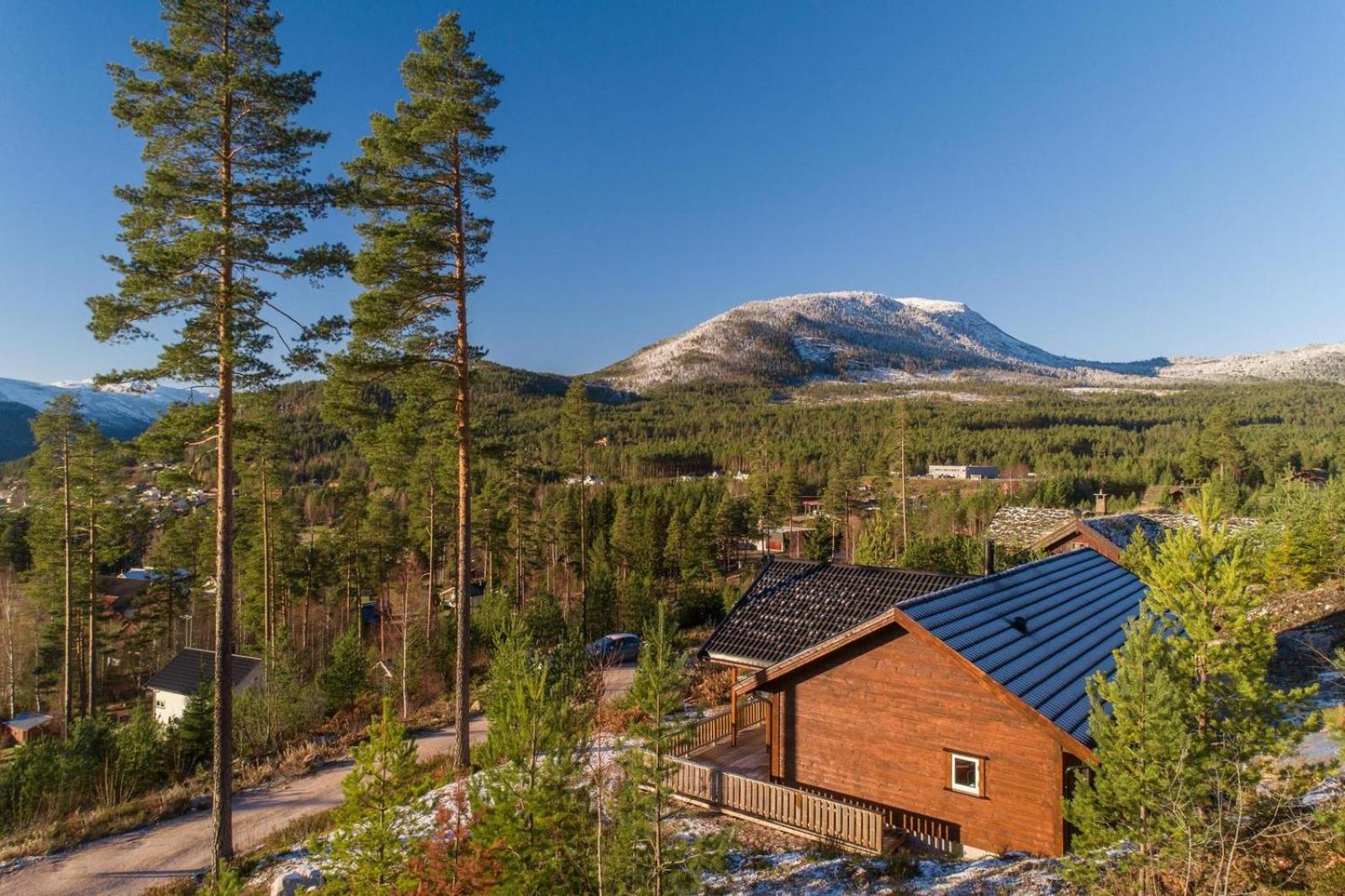 Accessible Nature Cabin with Lake & Mountain Views - Solstråle Hytte