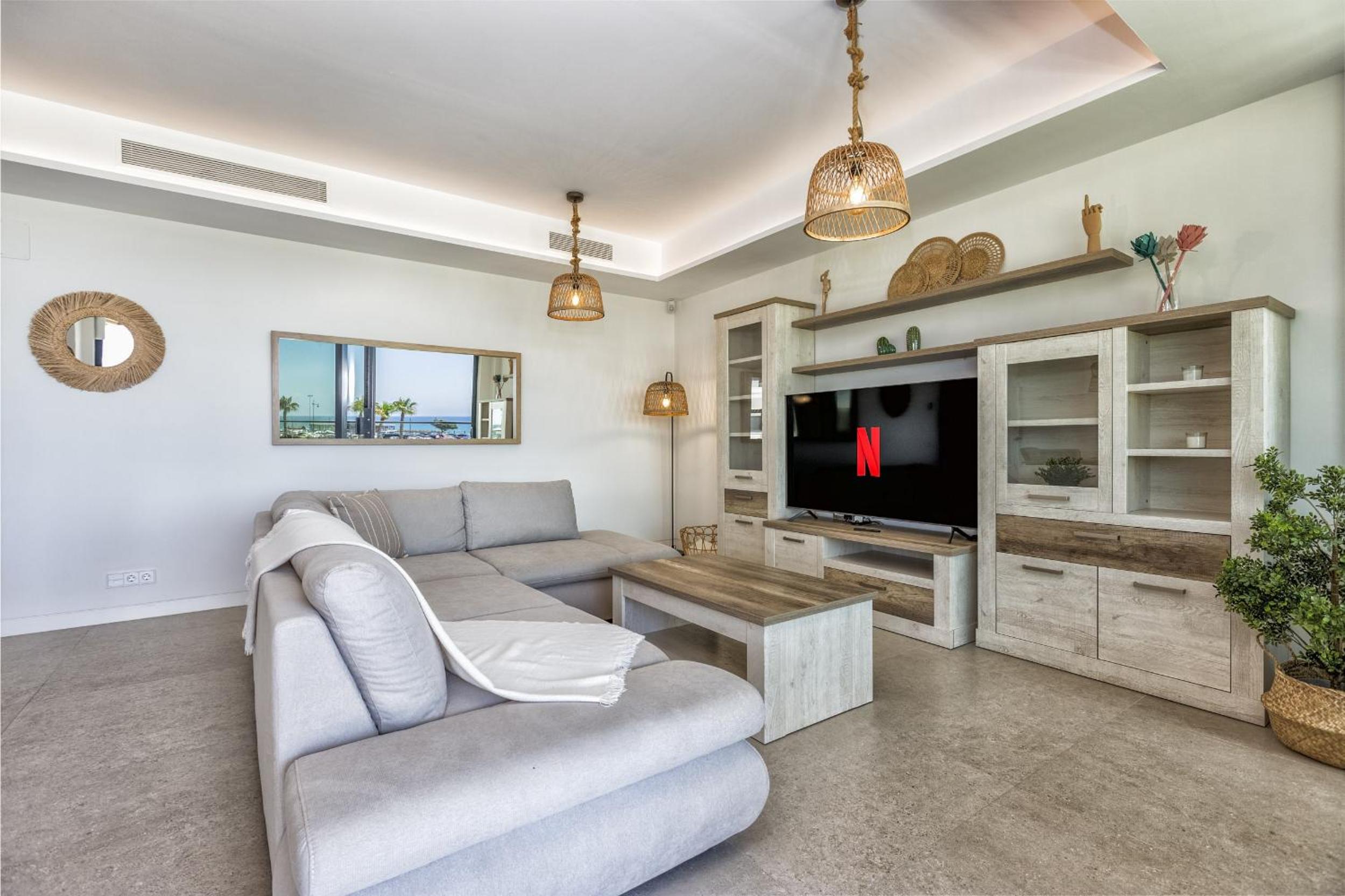ViVi Homes - Mali Pool, Jacuzzi, Garden, Gym & Sea View