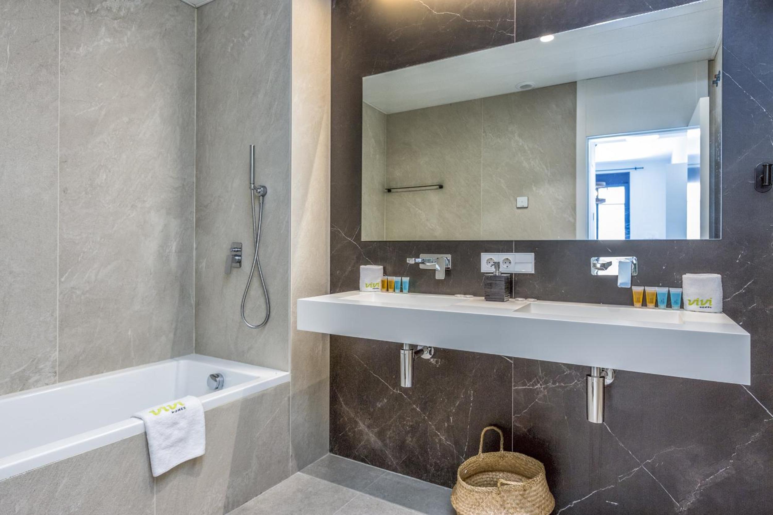 ViVi Homes - Mali Pool, Jacuzzi, Garden, Gym & Sea View