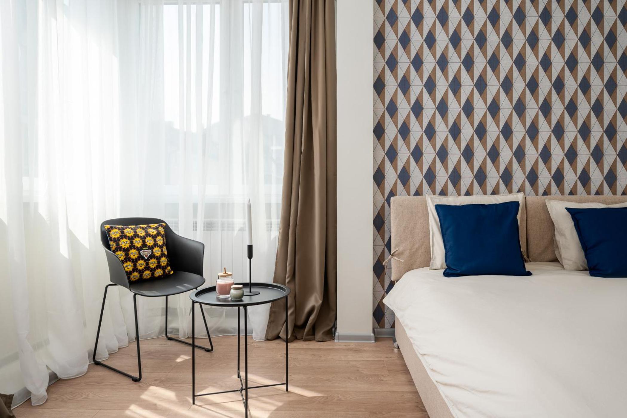 Top Centre Bright & Sunny Stylish Apt with 2BDR and 2BTH