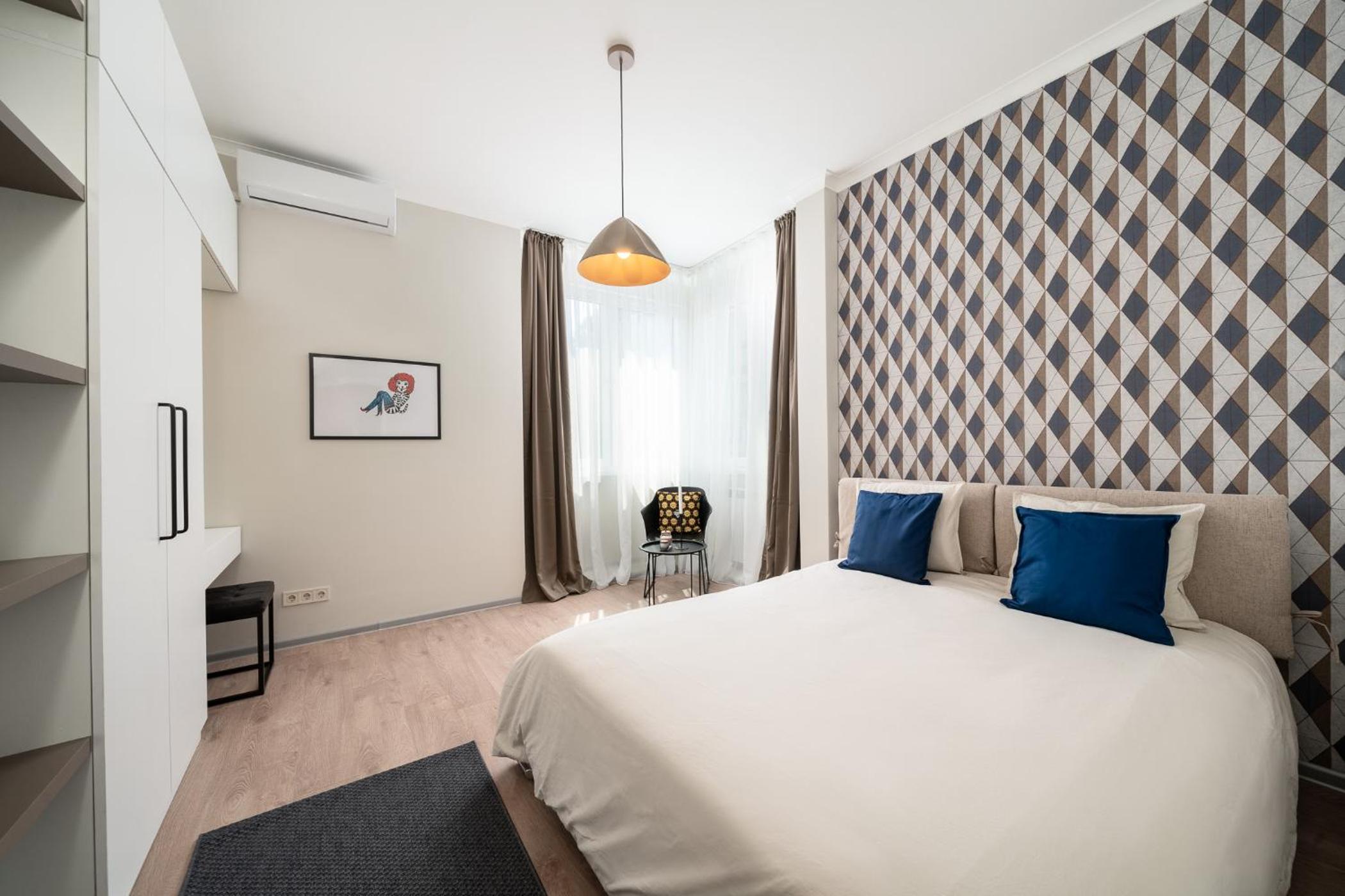 Top Centre Bright & Sunny Stylish Apt with 2BDR and 2BTH