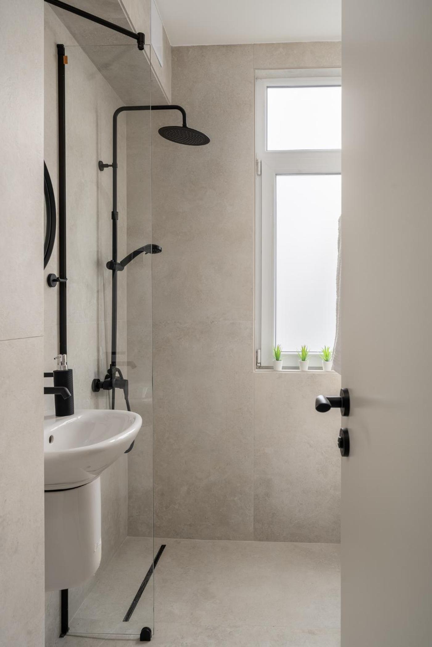Top Centre Bright & Sunny Stylish Apt with 2BDR and 2BTH