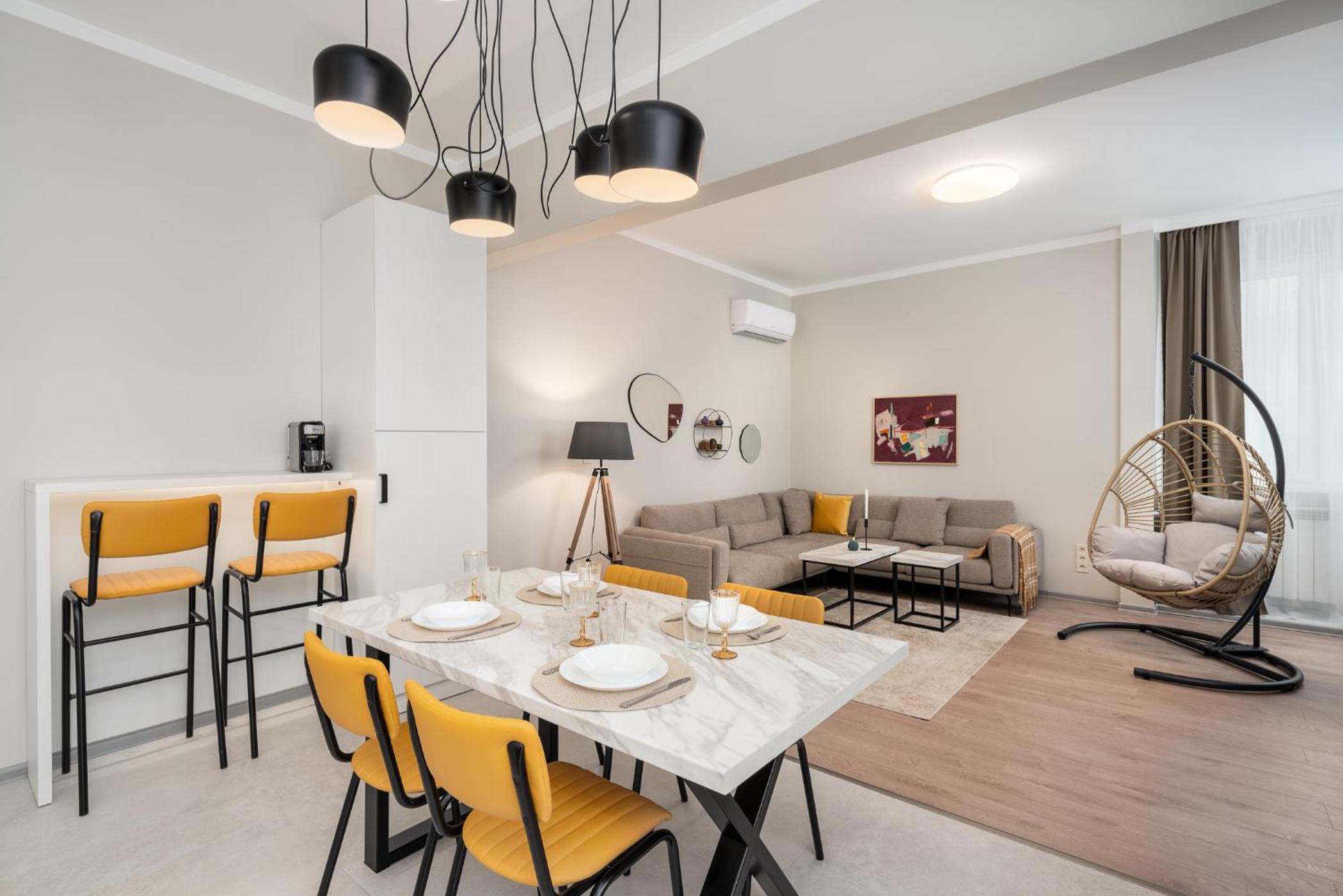 Top Centre Bright & Sunny Stylish Apt with 2BDR and 2BTH