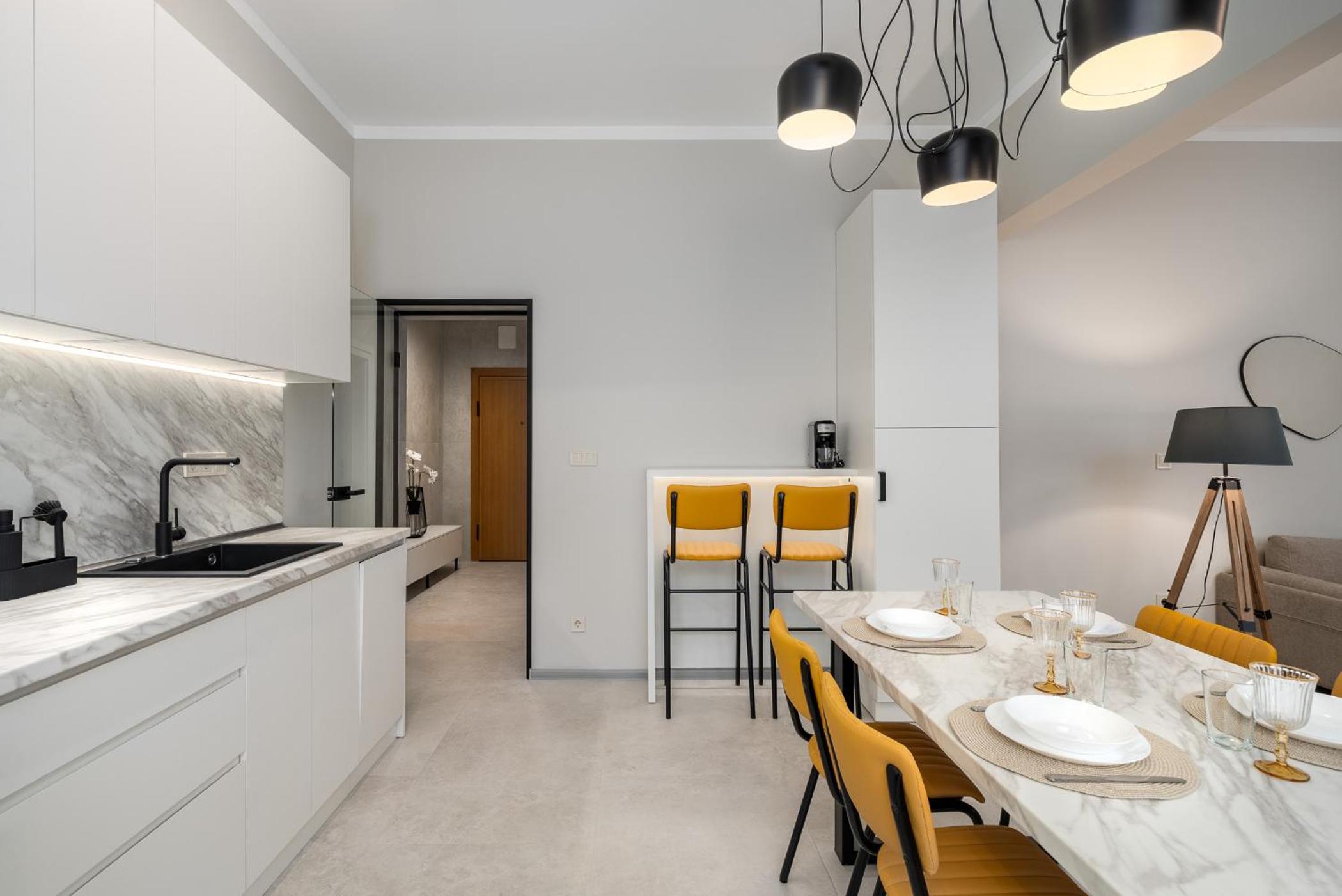 Top Centre Bright & Sunny Stylish Apt with 2BDR and 2BTH