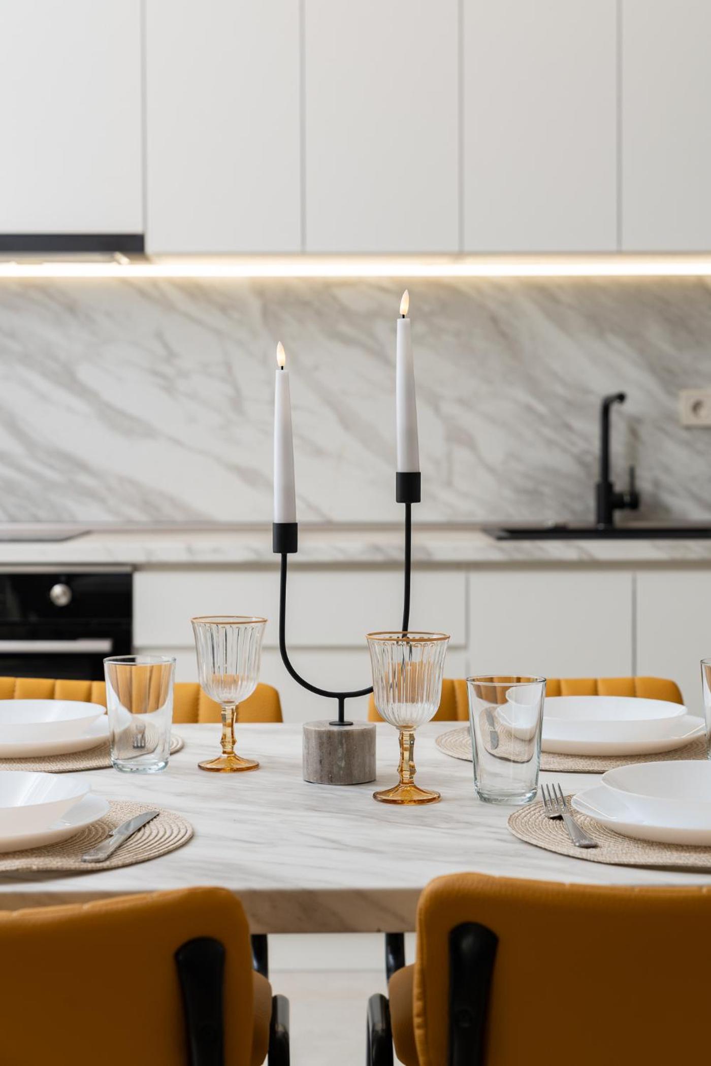 Top Centre Bright & Sunny Stylish Apt with 2BDR and 2BTH