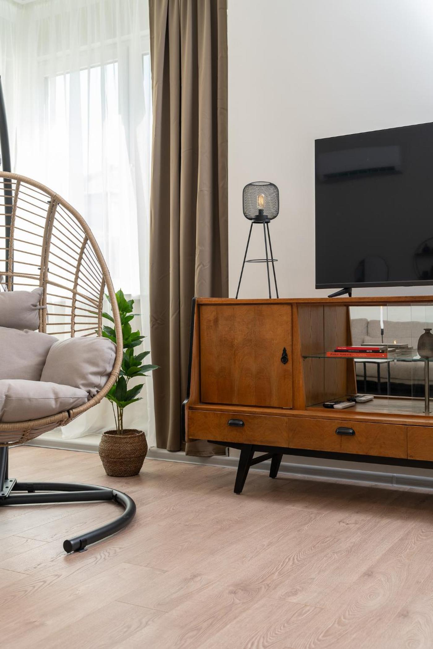 Top Centre Bright & Sunny Stylish Apt with 2BDR and 2BTH