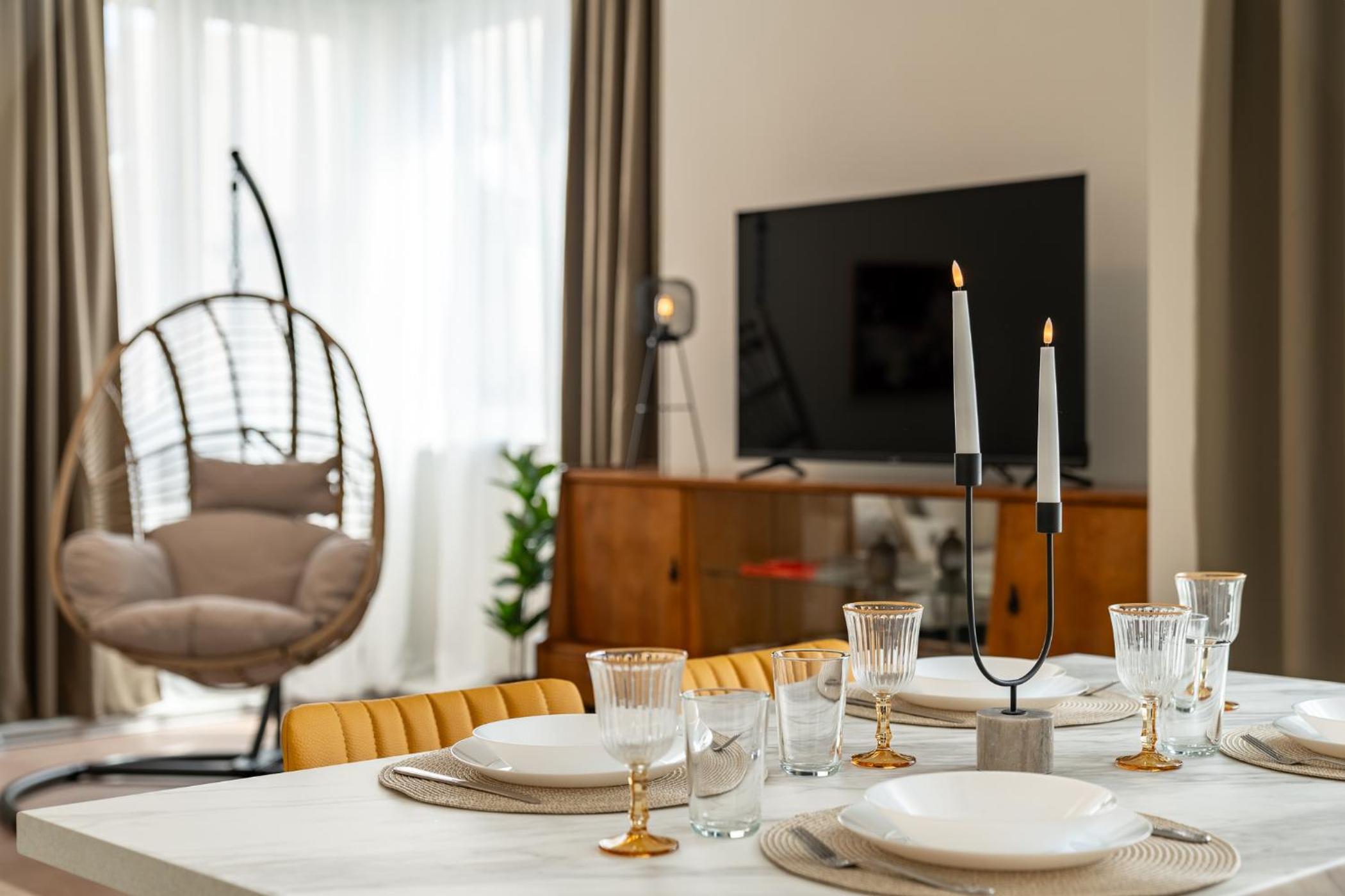 Top Centre Bright & Sunny Stylish Apt with 2BDR and 2BTH