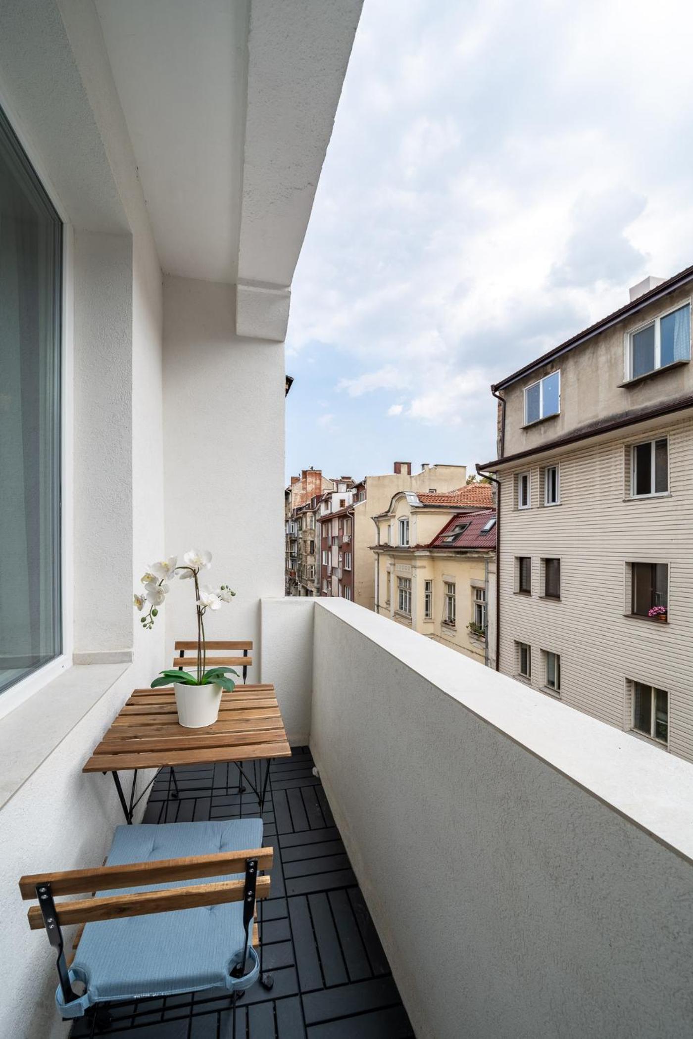 Top Centre Bright & Sunny Stylish Apt with 2BDR and 2BTH