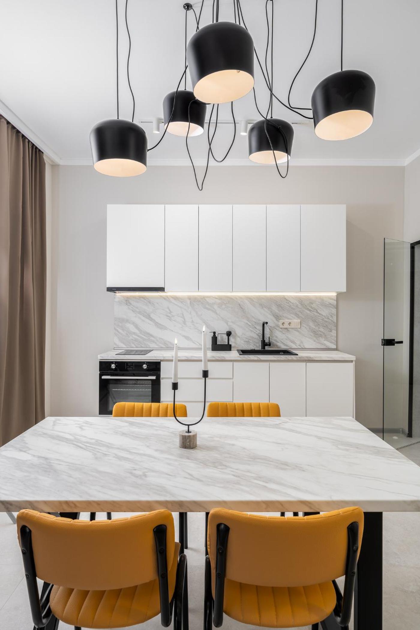 Top Centre Bright & Sunny Stylish Apt with 2BDR and 2BTH