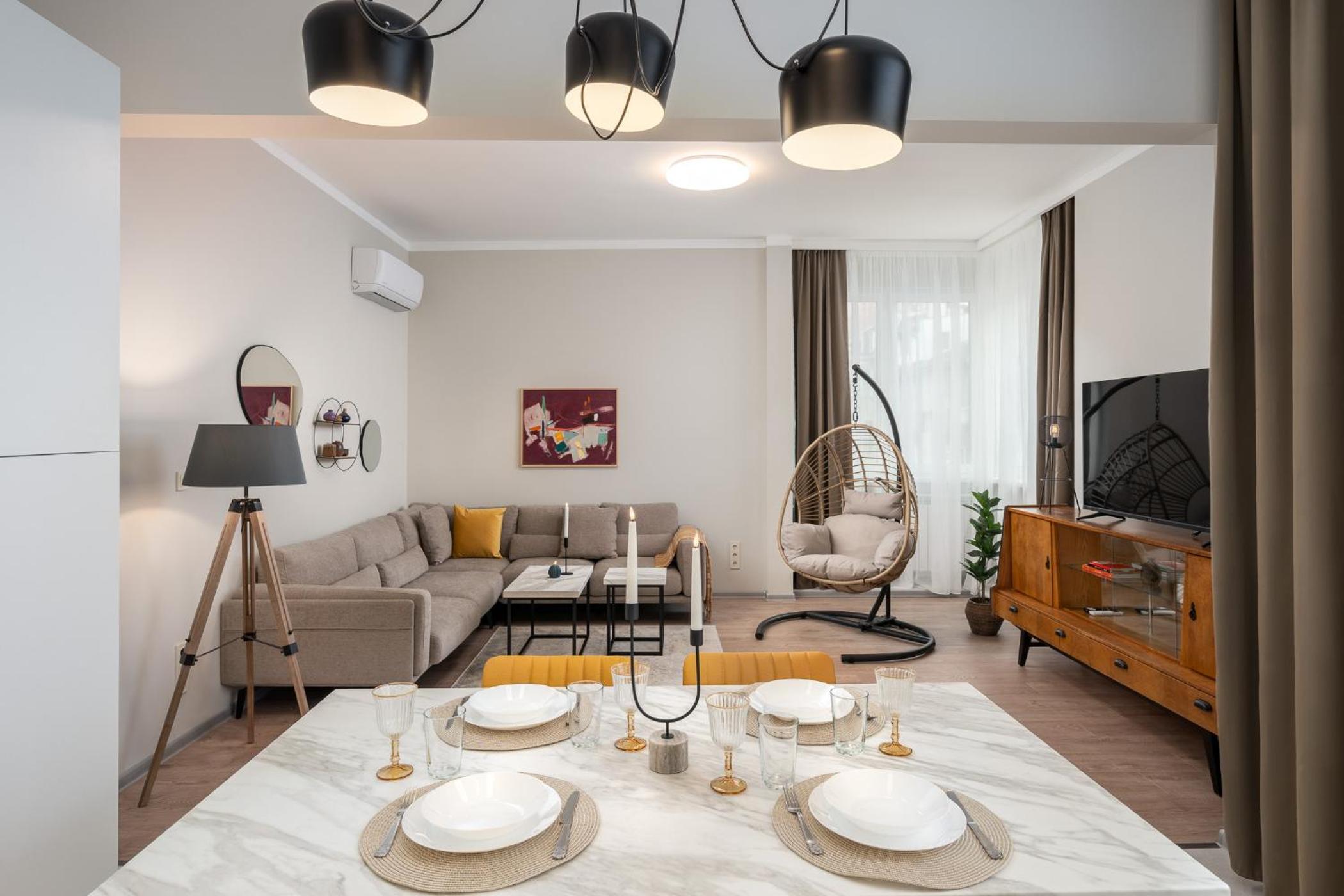 Top Centre Bright & Sunny Stylish Apt with 2BDR and 2BTH