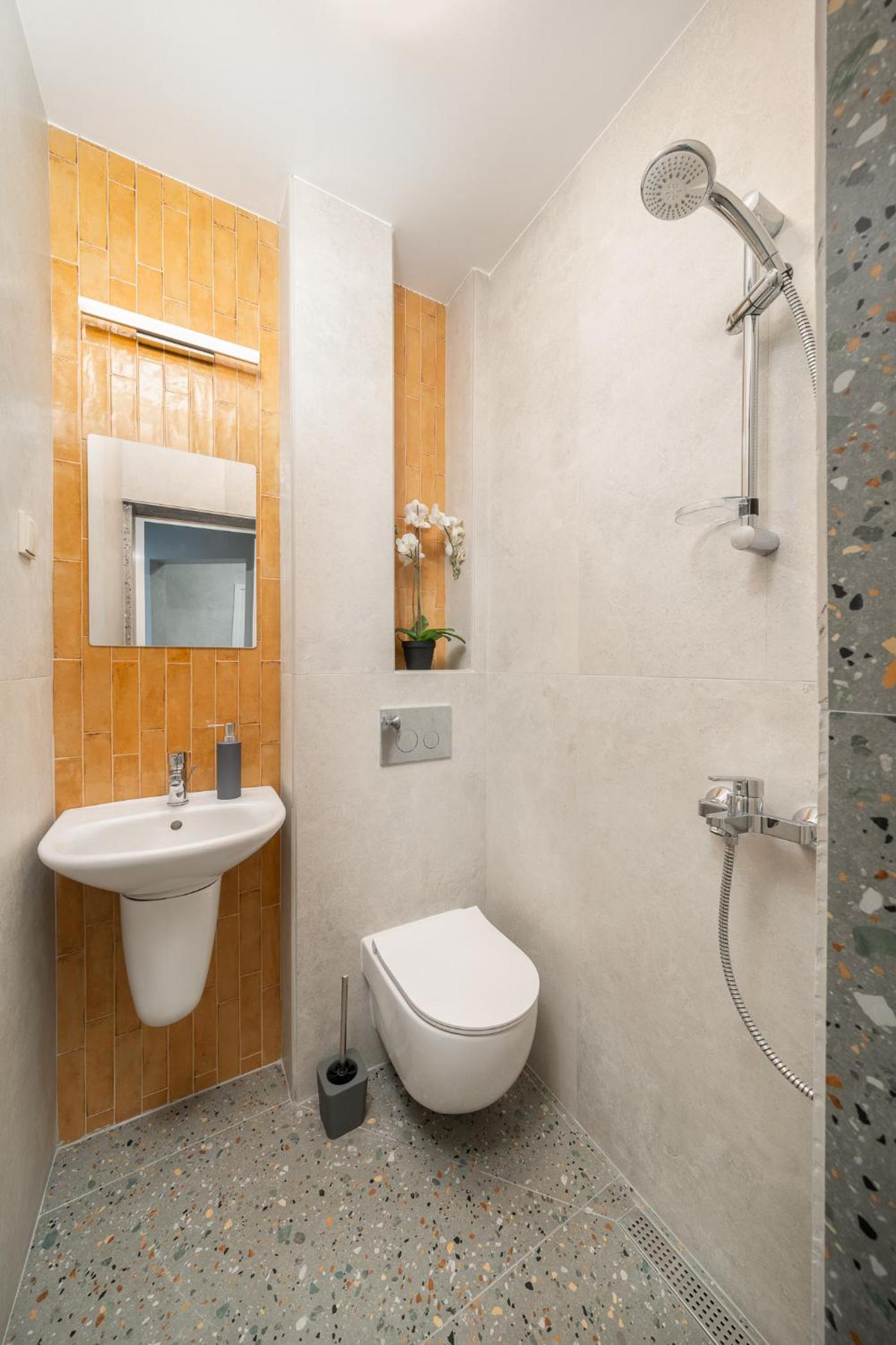 Top Centre Bright & Sunny Stylish Apt with 2BDR and 2BTH