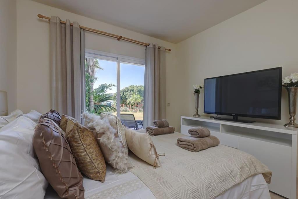Exquisite 2 bedroom ground floor in Benahavis photo 3
