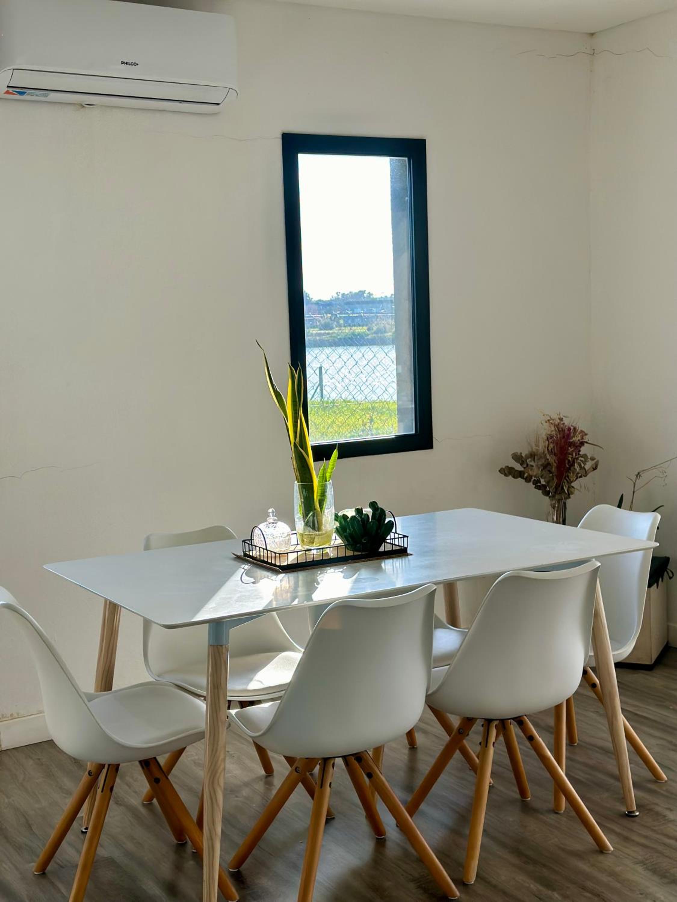 Casa familiar a la laguna en San Sebastian, Escobar, 3 dormitorios, jardín, pileta, parrilla y canoas