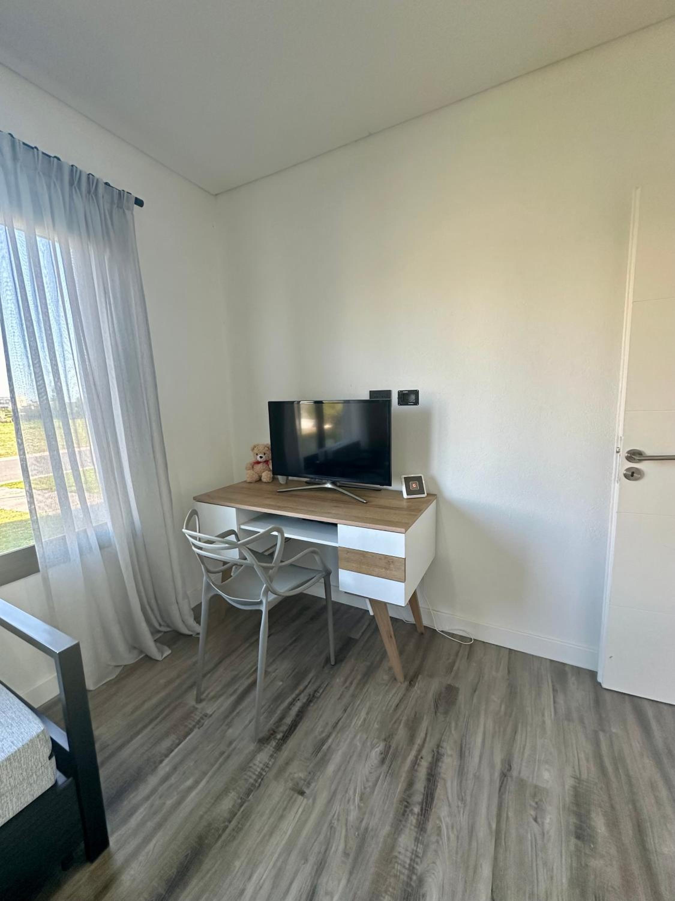Casa familiar a la laguna en San Sebastian, Escobar, 3 dormitorios, jardín, pileta, parrilla y canoas