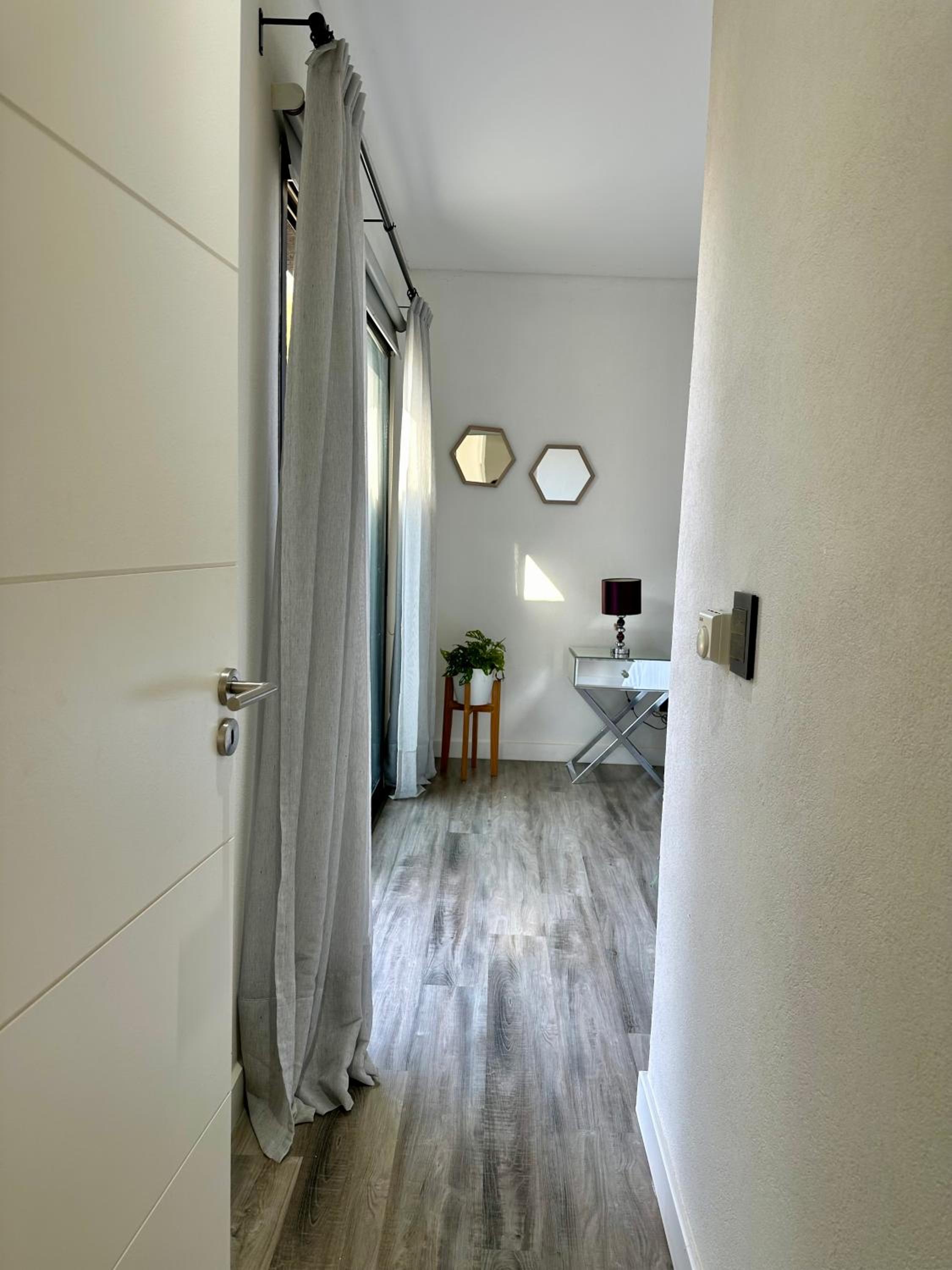 Casa familiar a la laguna en San Sebastian, Escobar, 3 dormitorios, jardín, pileta, parrilla y canoas