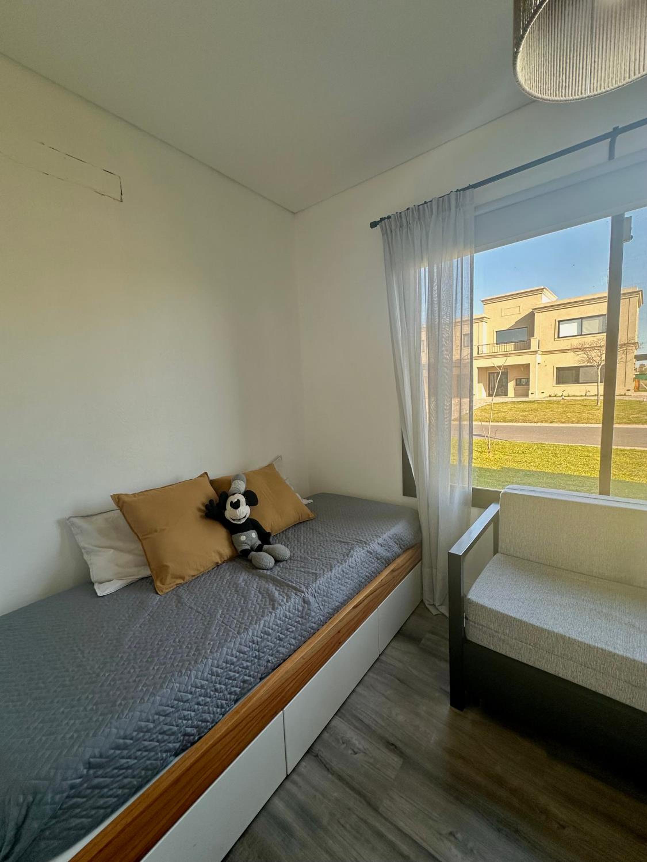 Casa familiar a la laguna en San Sebastian, Escobar, 3 dormitorios, jardín, pileta, parrilla y canoas