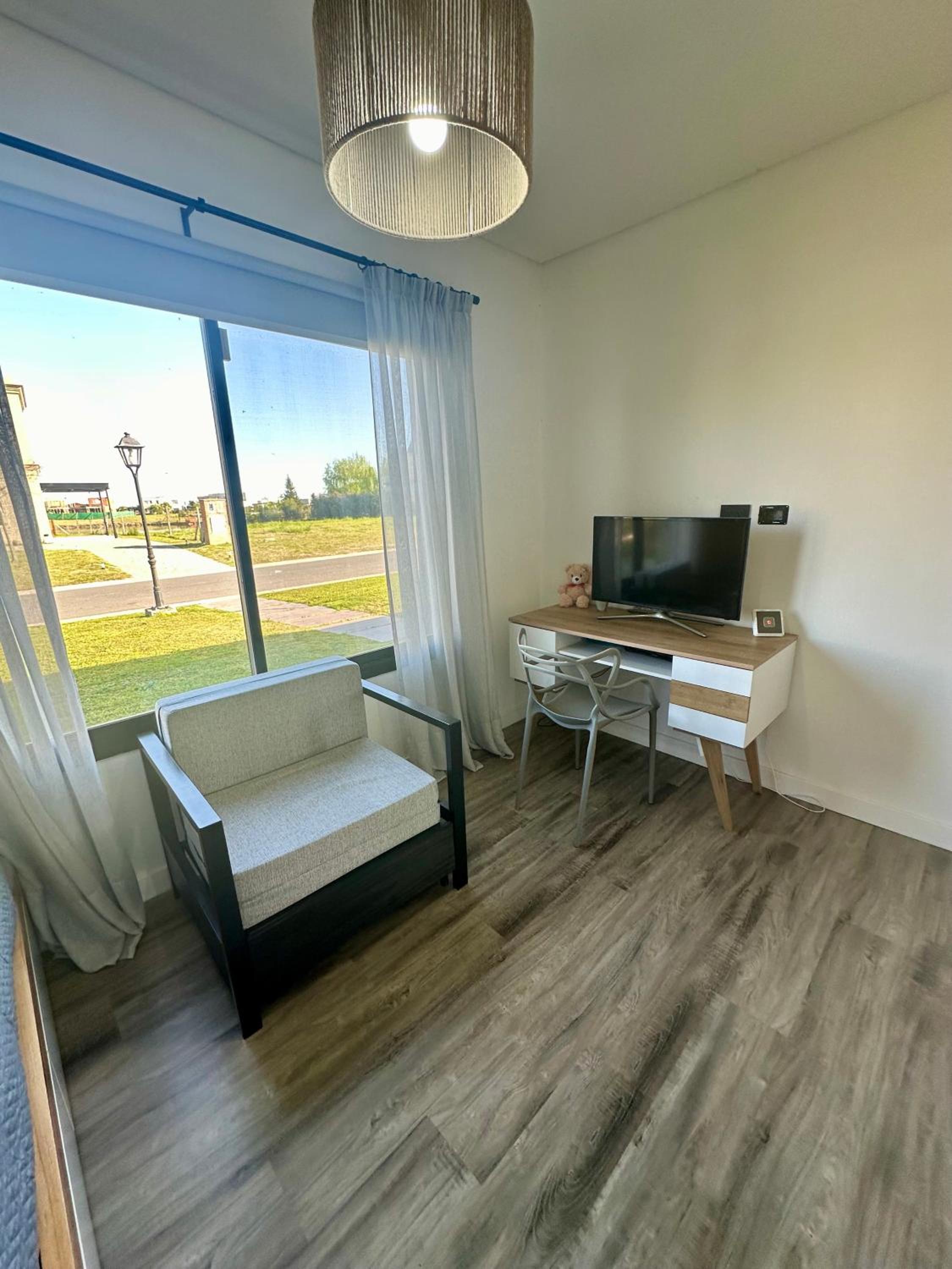 Casa familiar a la laguna en San Sebastian, Escobar, 3 dormitorios, jardín, pileta, parrilla y canoas