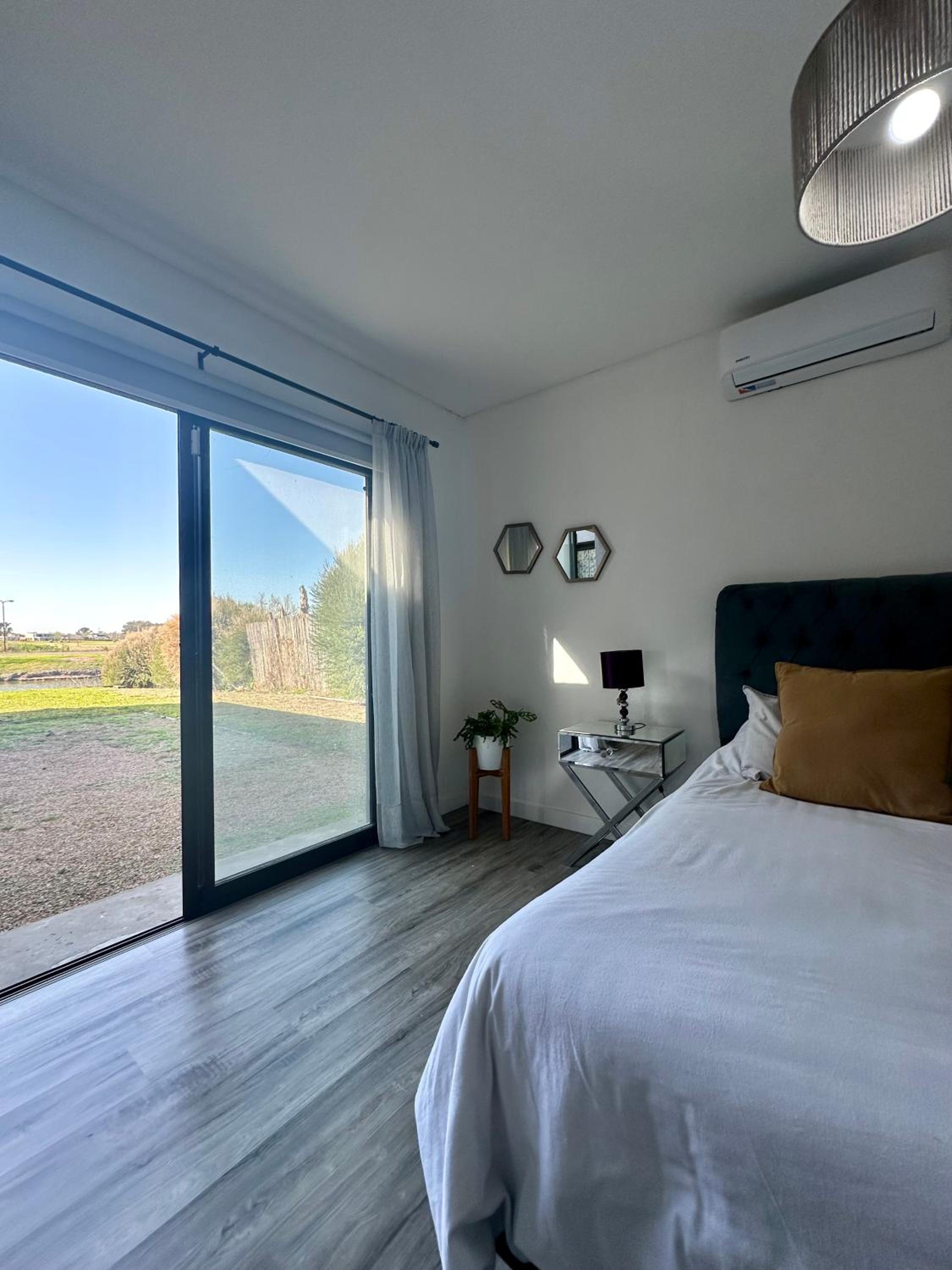 Casa familiar a la laguna en San Sebastian, Escobar, 3 dormitorios, jardín, pileta, parrilla y canoas