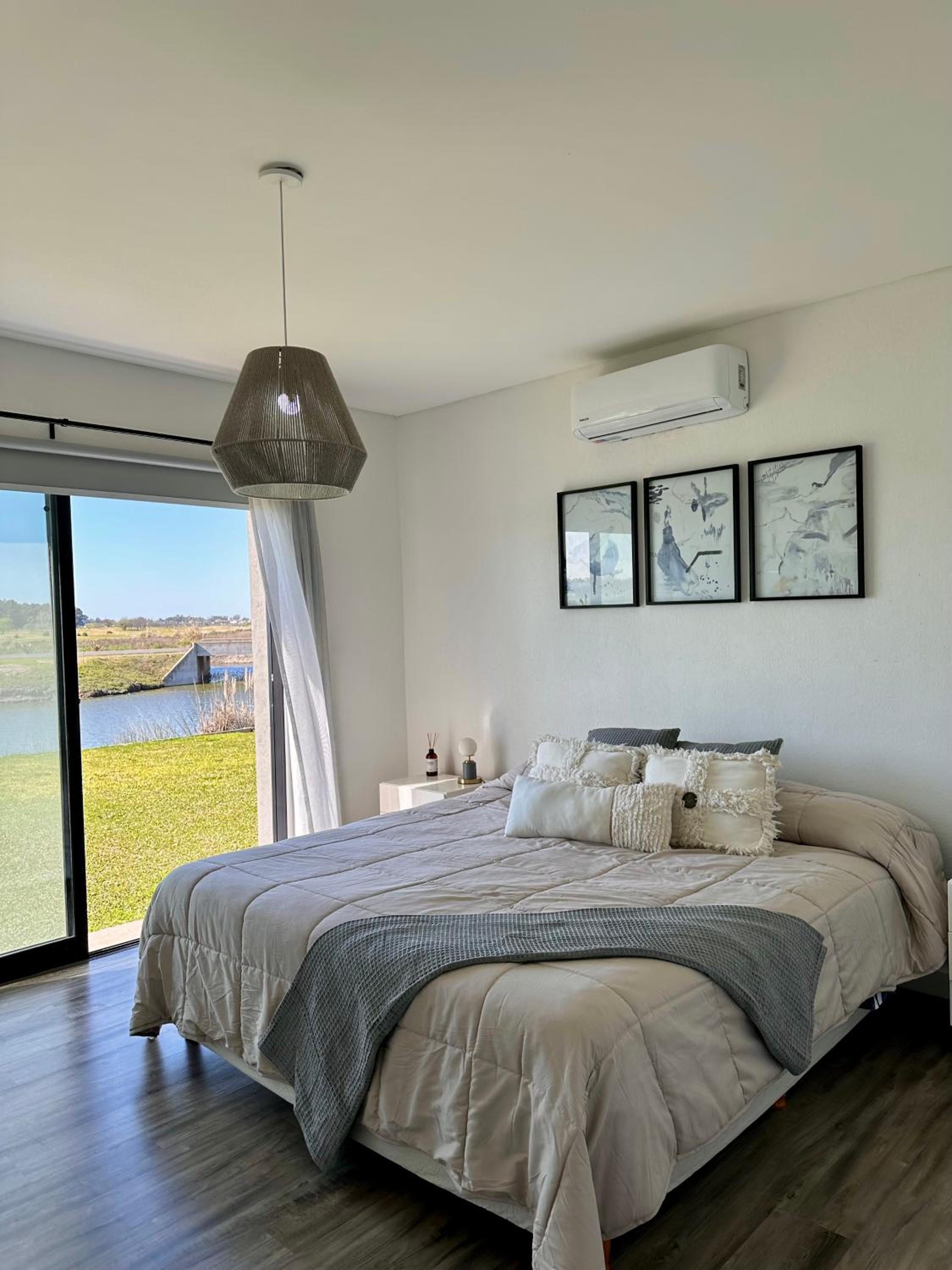 Casa familiar a la laguna en San Sebastian, Escobar, 3 dormitorios, jardín, pileta, parrilla y canoas