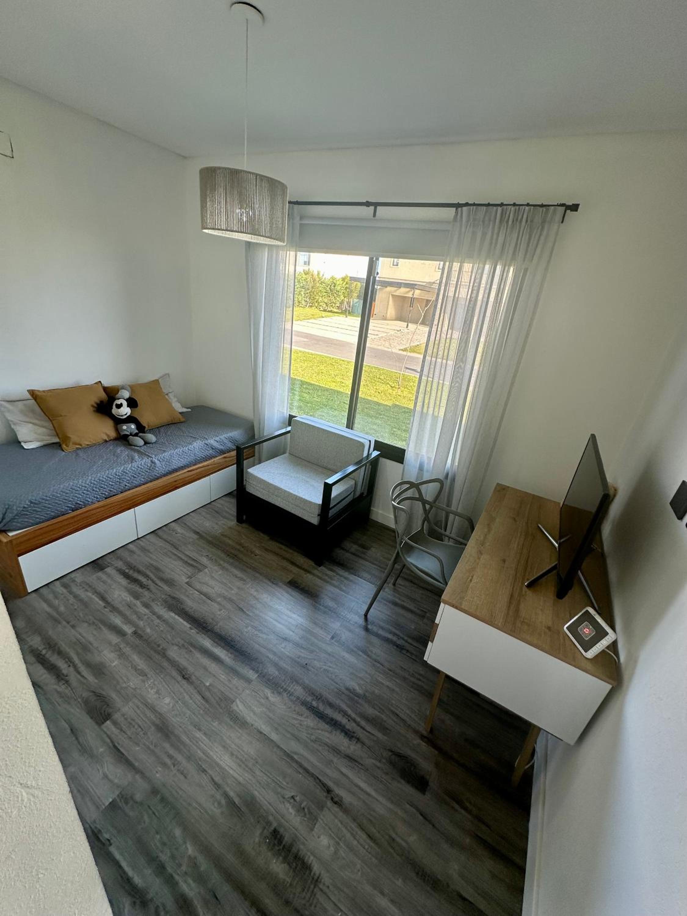 Casa familiar a la laguna en San Sebastian, Escobar, 3 dormitorios, jardín, pileta, parrilla y canoas