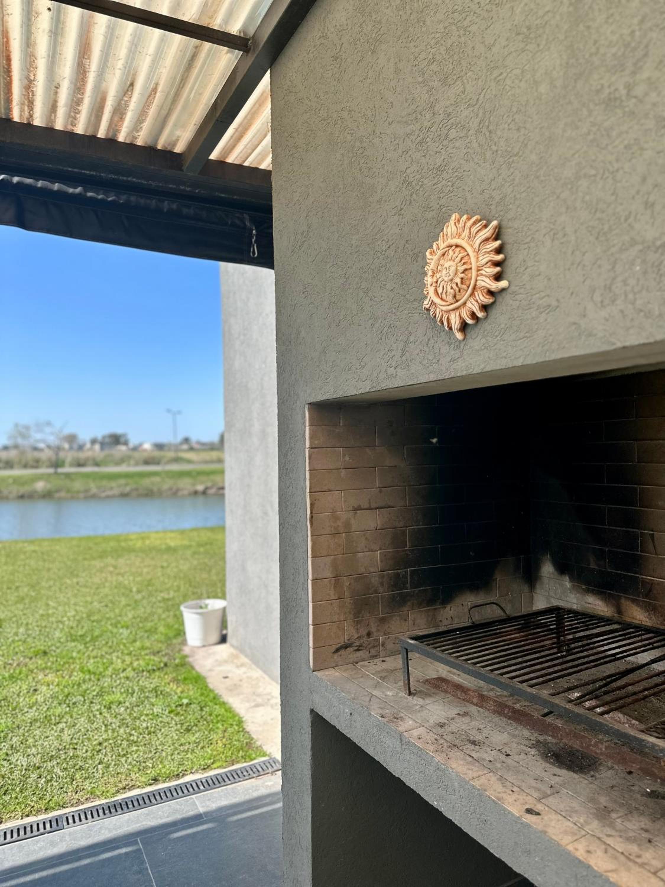Casa familiar a la laguna en San Sebastian, Escobar, 3 dormitorios, jardín, pileta, parrilla y canoas