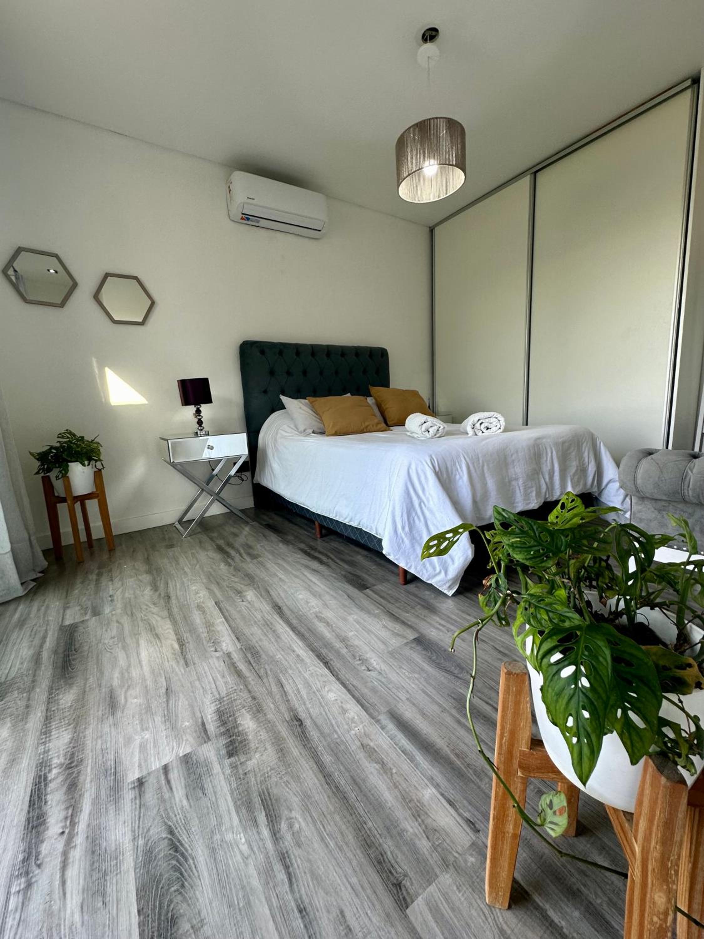 Casa familiar a la laguna en San Sebastian, Escobar, 3 dormitorios, jardín, pileta, parrilla y canoas
