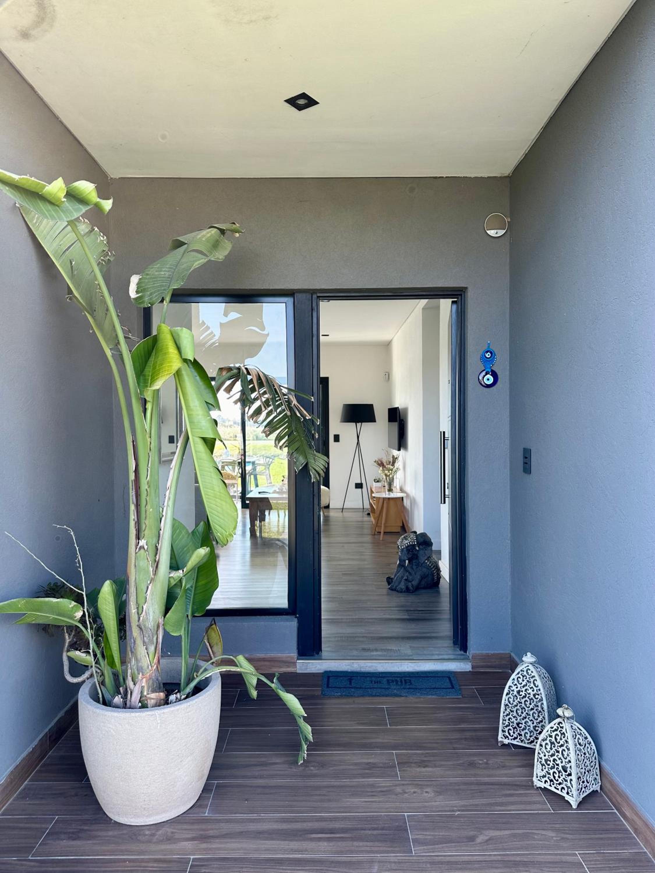 Casa familiar a la laguna en San Sebastian, Escobar, 3 dormitorios, jardín, pileta, parrilla y canoas