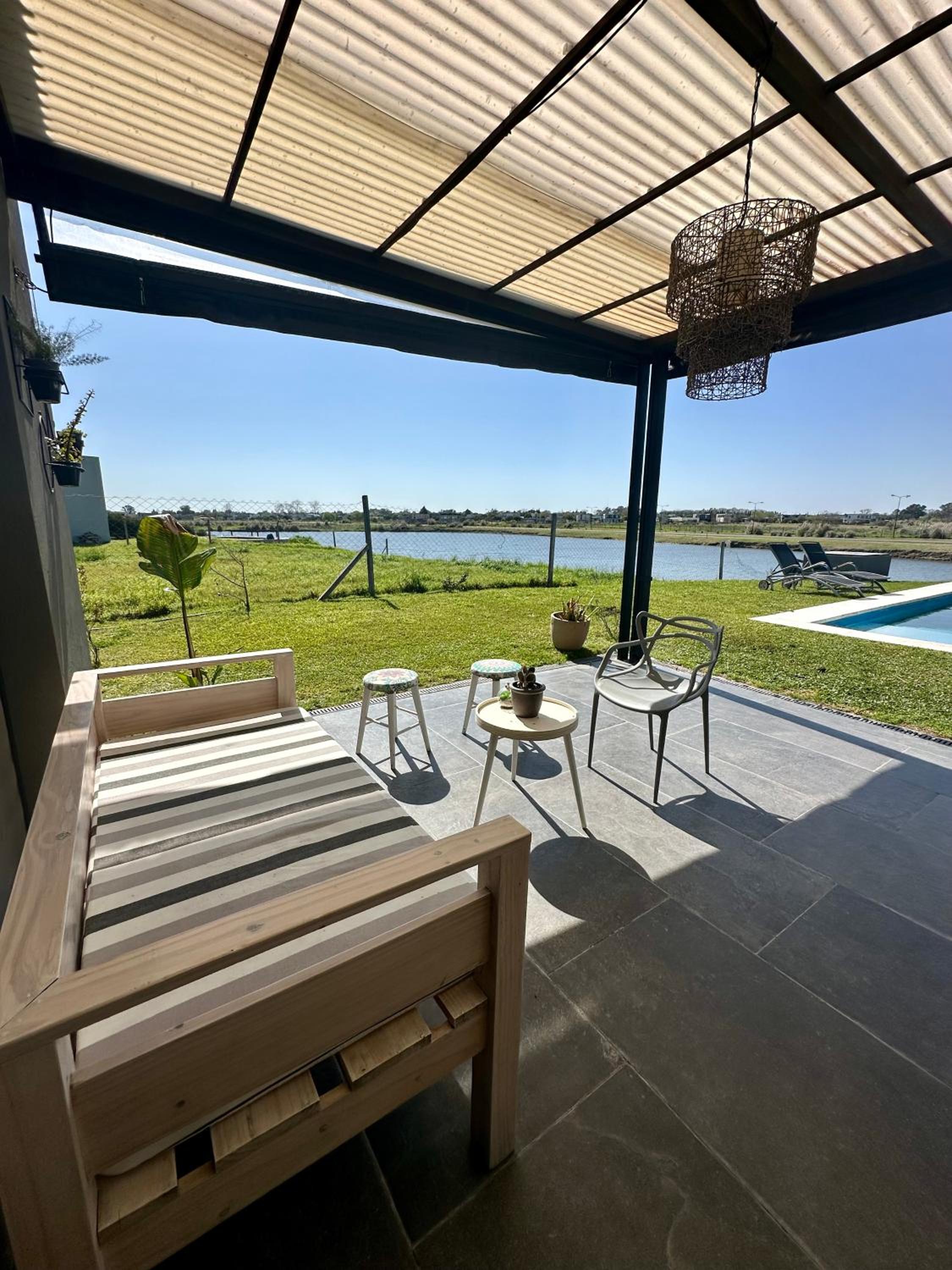 Casa familiar a la laguna en San Sebastian, Escobar, 3 dormitorios, jardín, pileta, parrilla y canoas