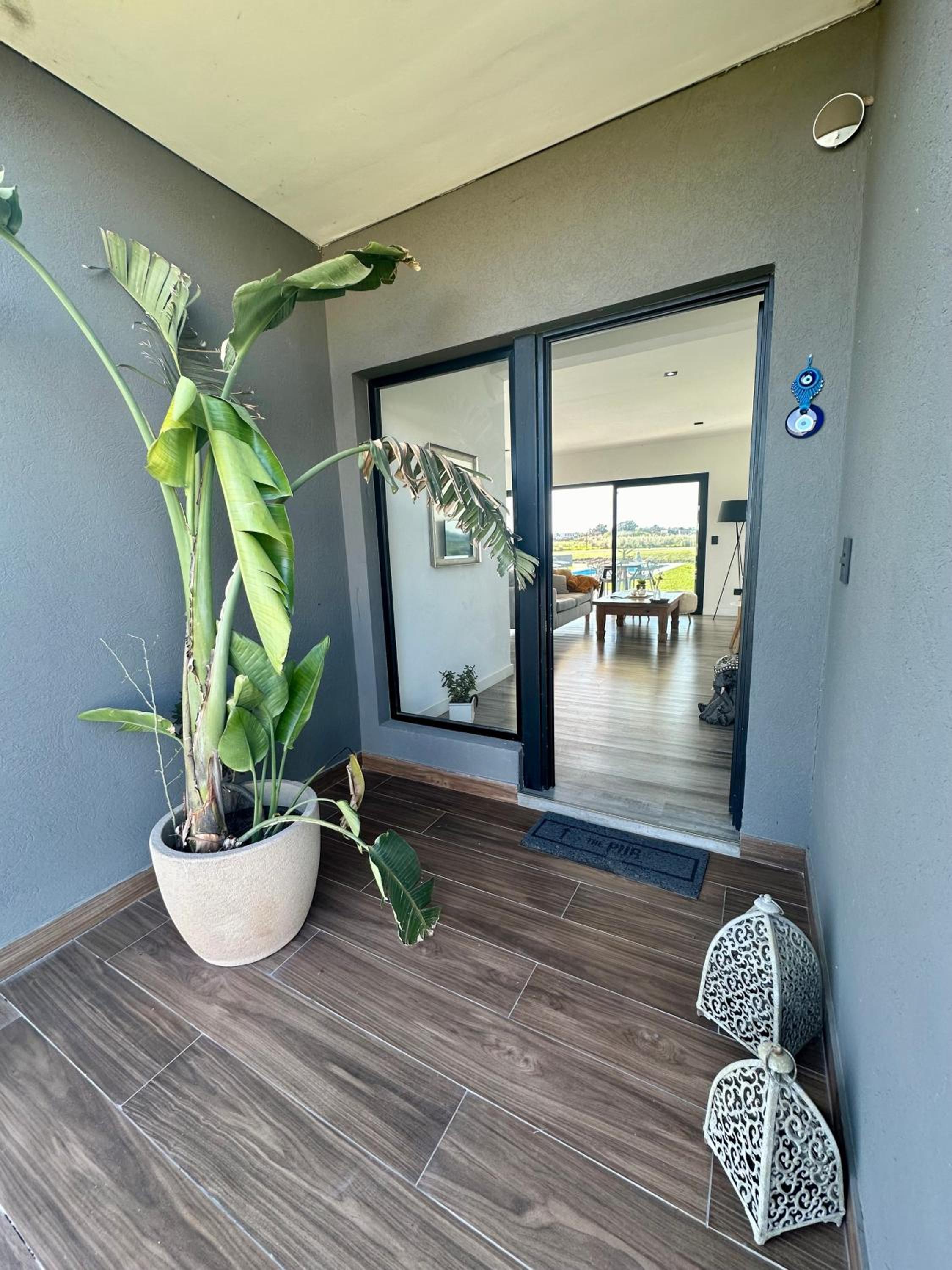 Casa familiar a la laguna en San Sebastian, Escobar, 3 dormitorios, jardín, pileta, parrilla y canoas