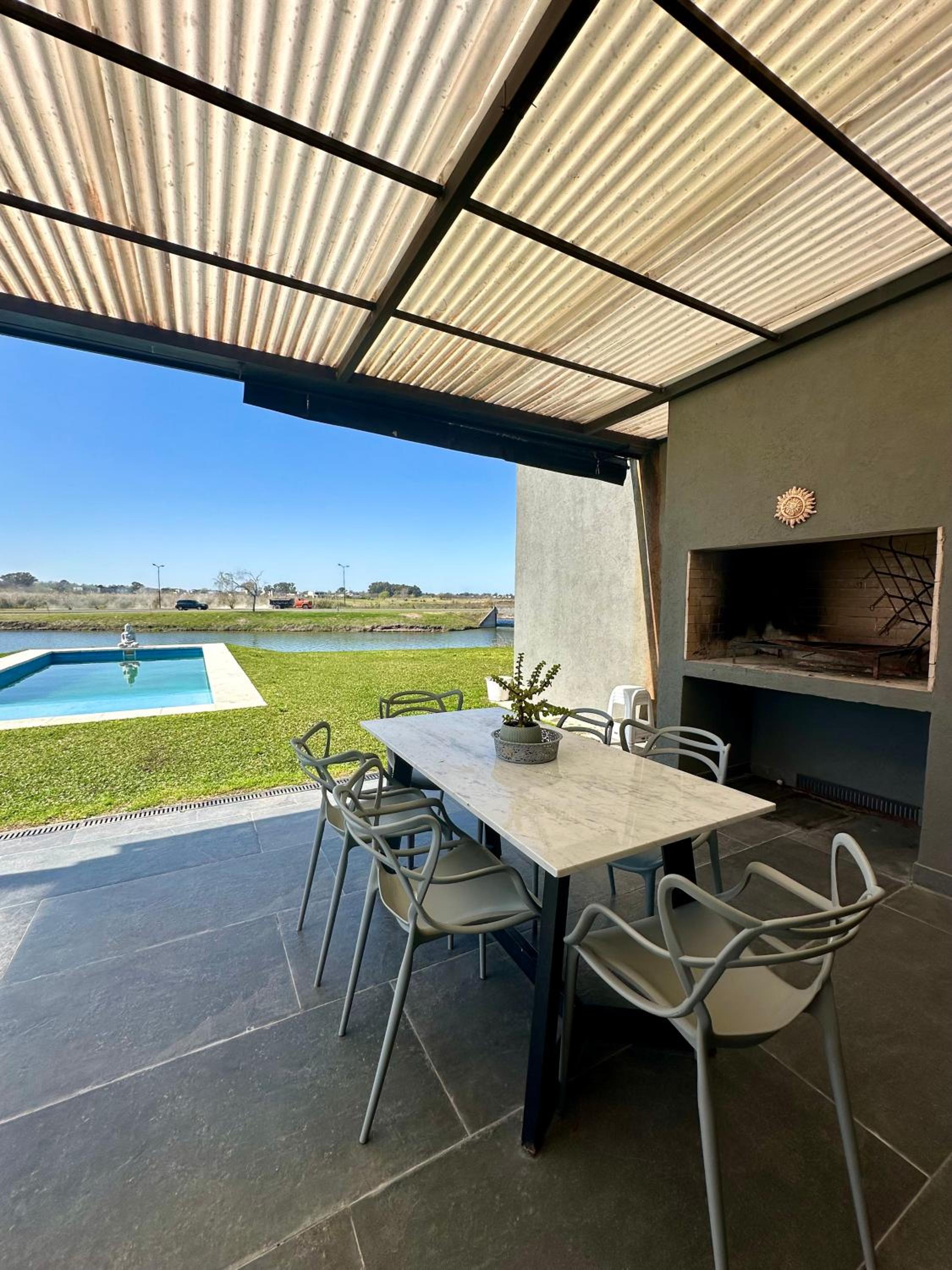 Casa familiar a la laguna en San Sebastian, Escobar, 3 dormitorios, jardín, pileta, parrilla y canoas