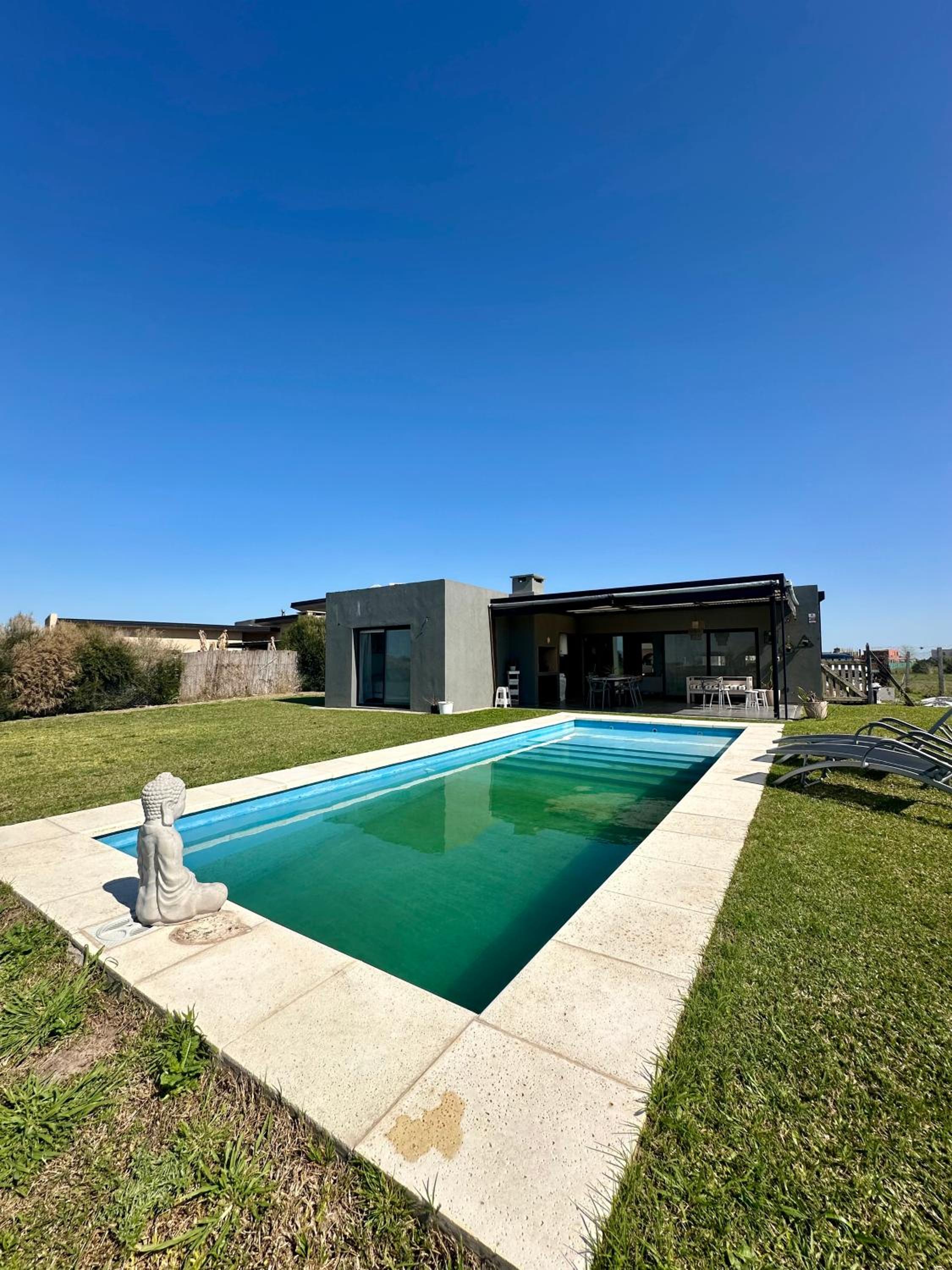 Casa familiar a la laguna en San Sebastian, Escobar, 3 dormitorios, jardín, pileta, parrilla y canoas