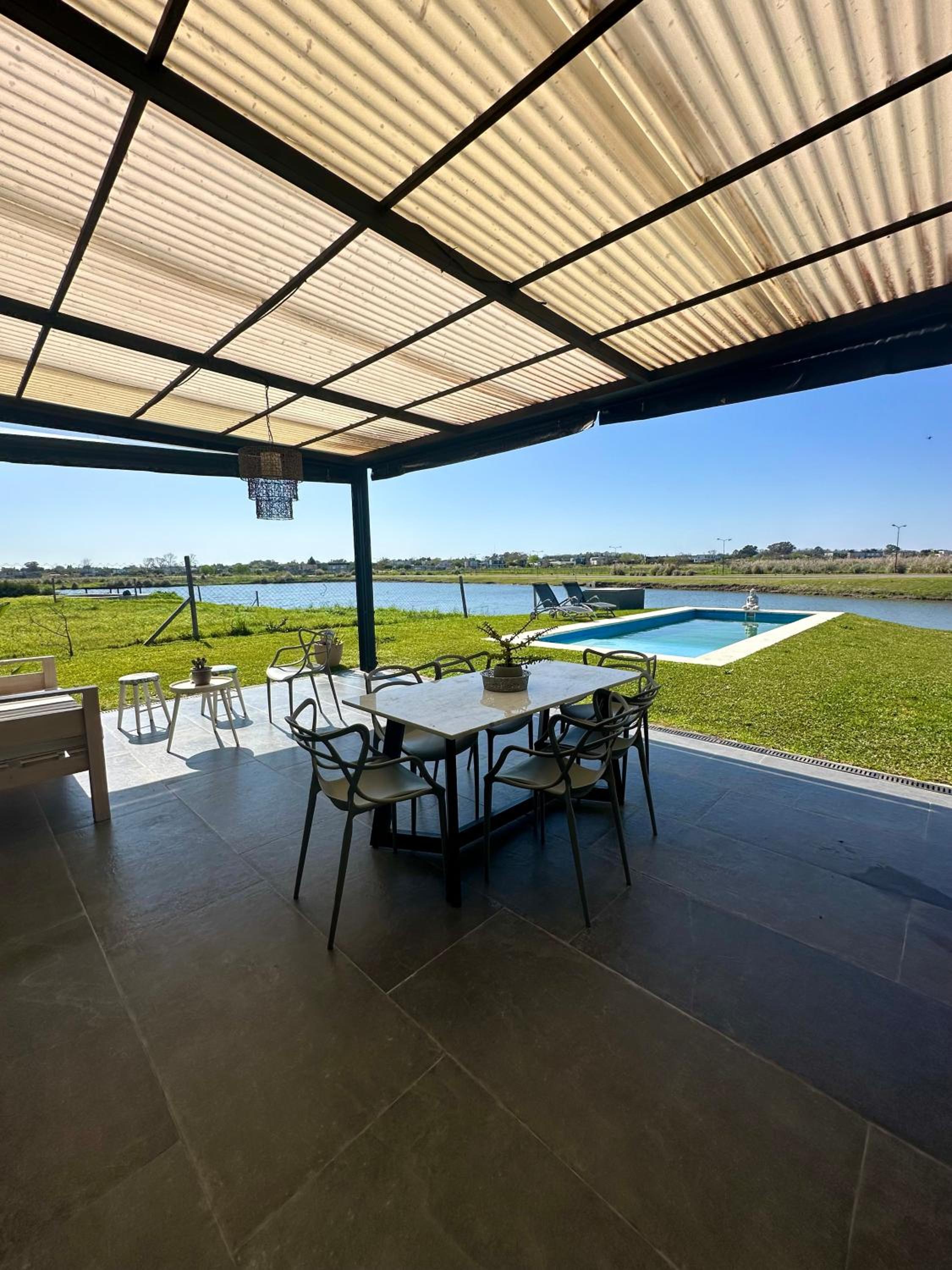 Casa familiar a la laguna en San Sebastian, Escobar, 3 dormitorios, jardín, pileta, parrilla y canoas