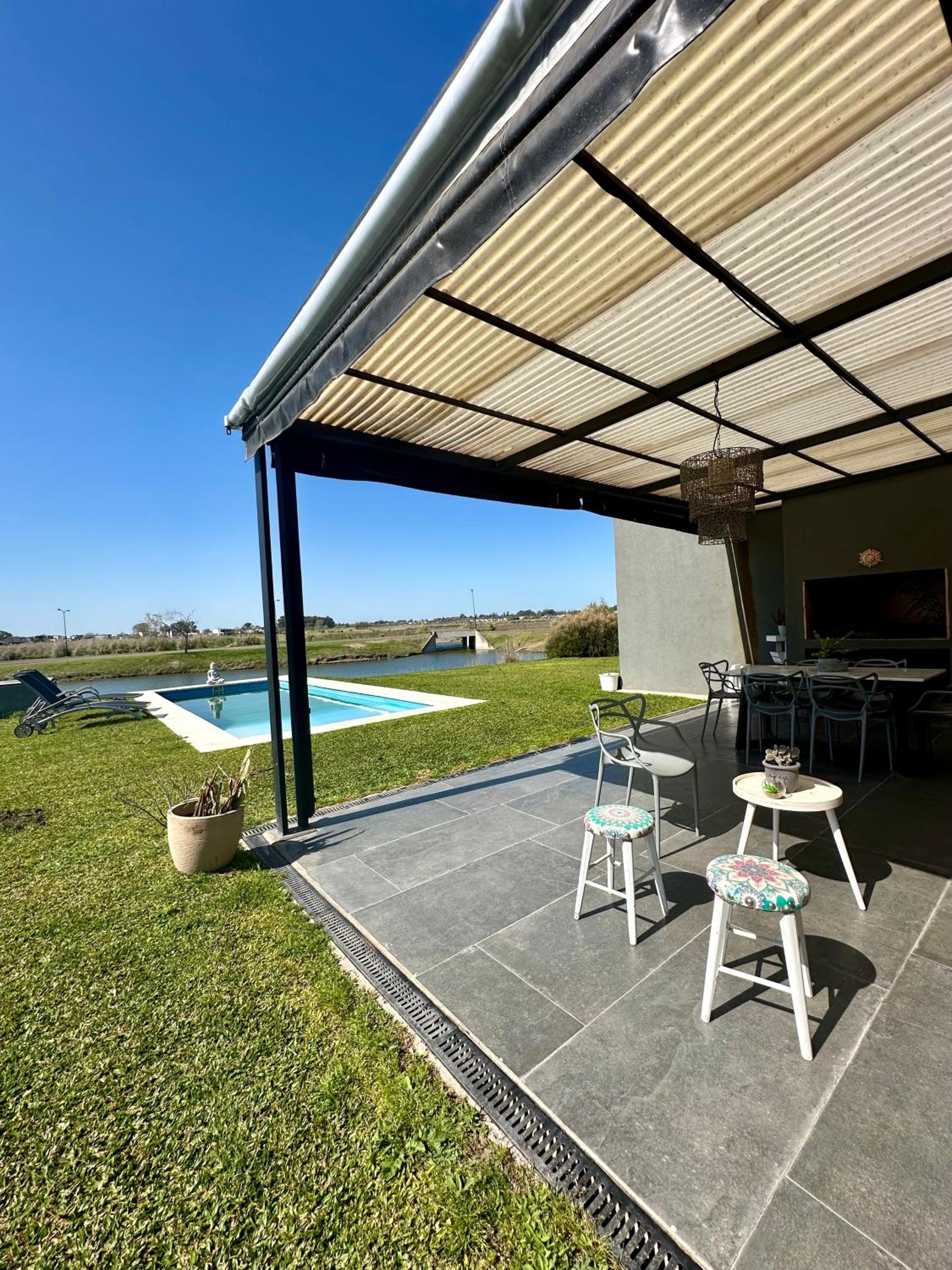 Casa familiar a la laguna en San Sebastian, Escobar, 3 dormitorios, jardín, pileta, parrilla y canoas