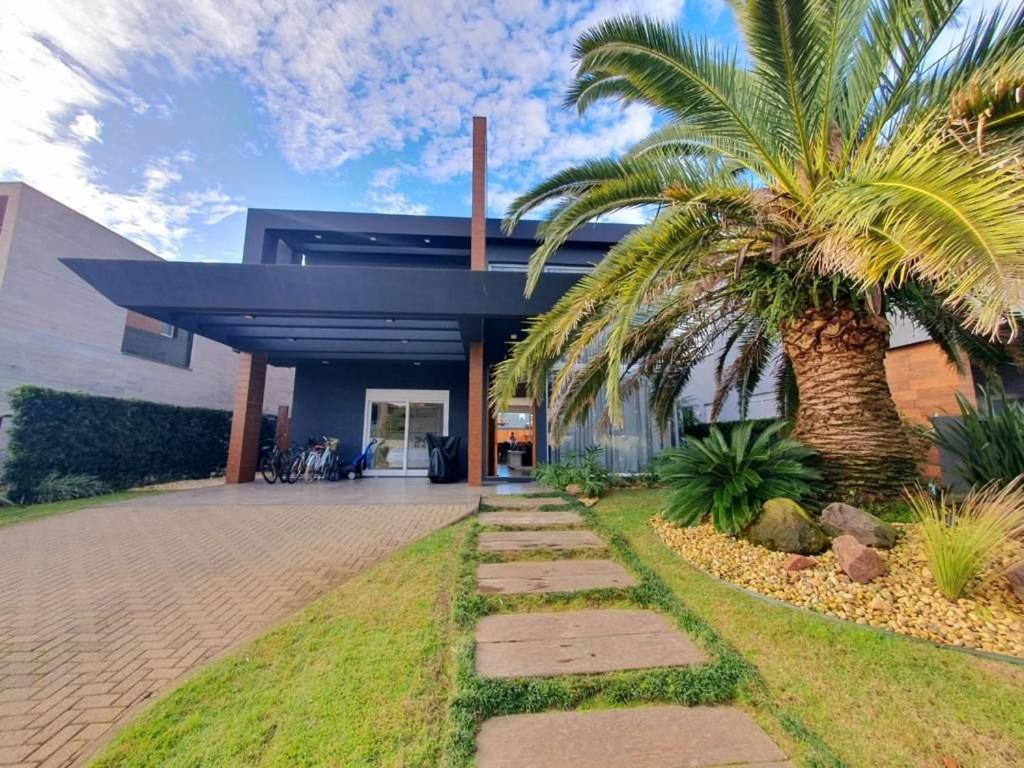 Casa de Verão no Malibu à Beira do Lago