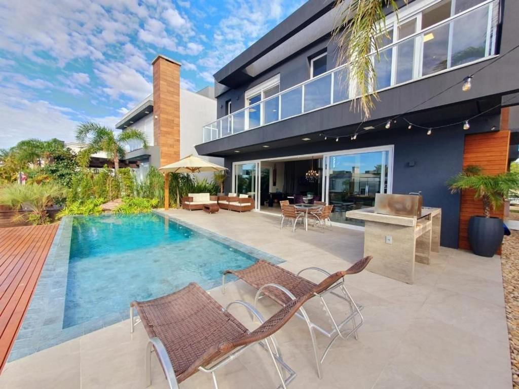 Casa de Verão no Malibu à Beira do Lago