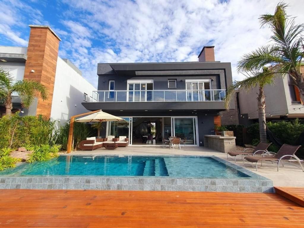 Casa de Verão no Malibu à Beira do Lago