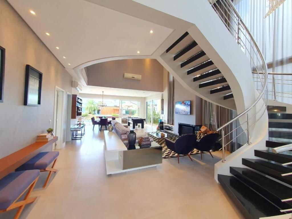 Casa de Verão no Malibu à Beira do Lago