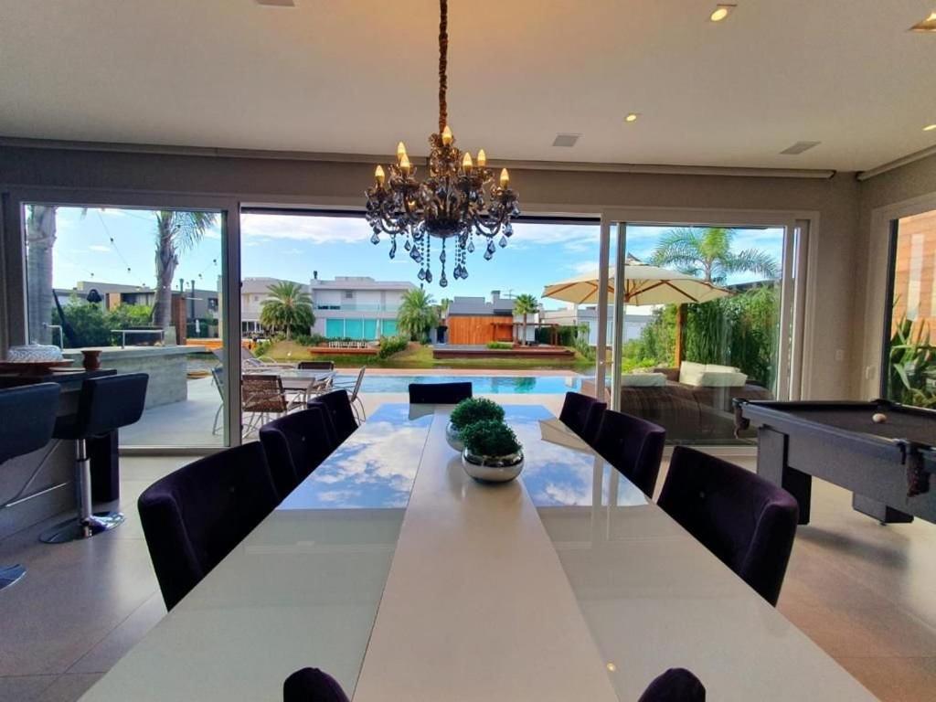 Casa de Verão no Malibu à Beira do Lago