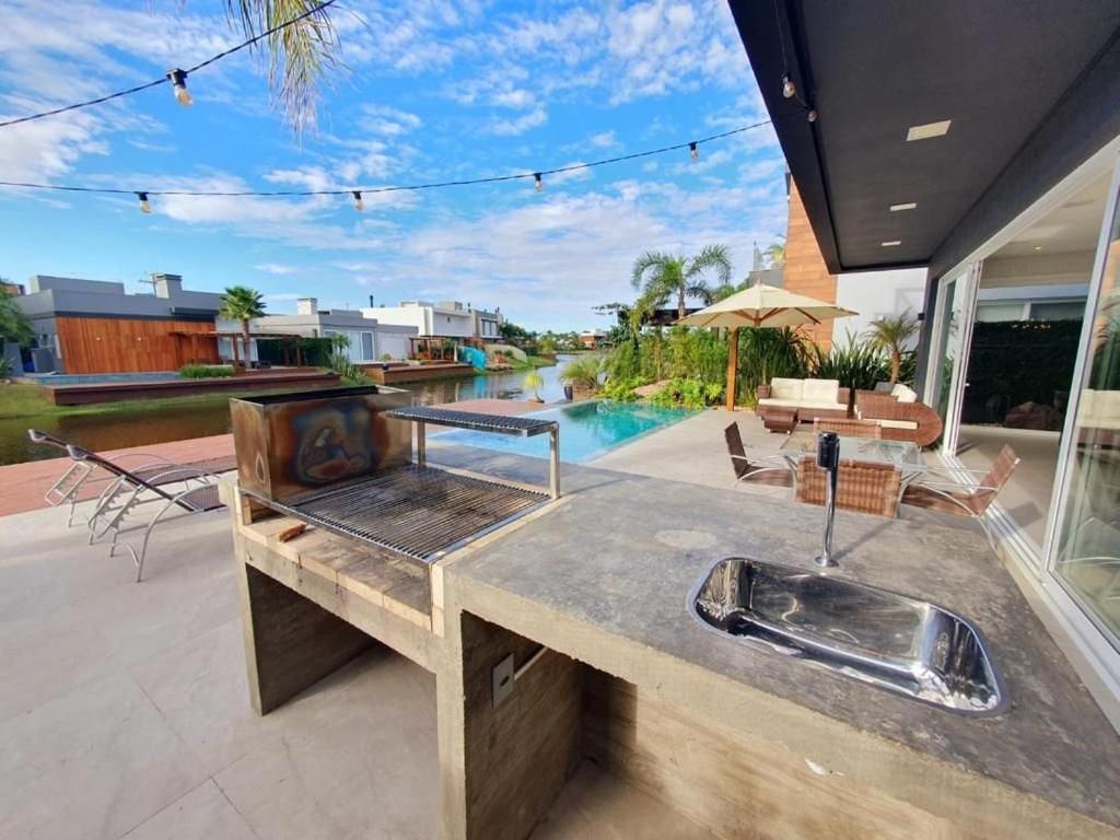 Casa de Verão no Malibu à Beira do Lago
