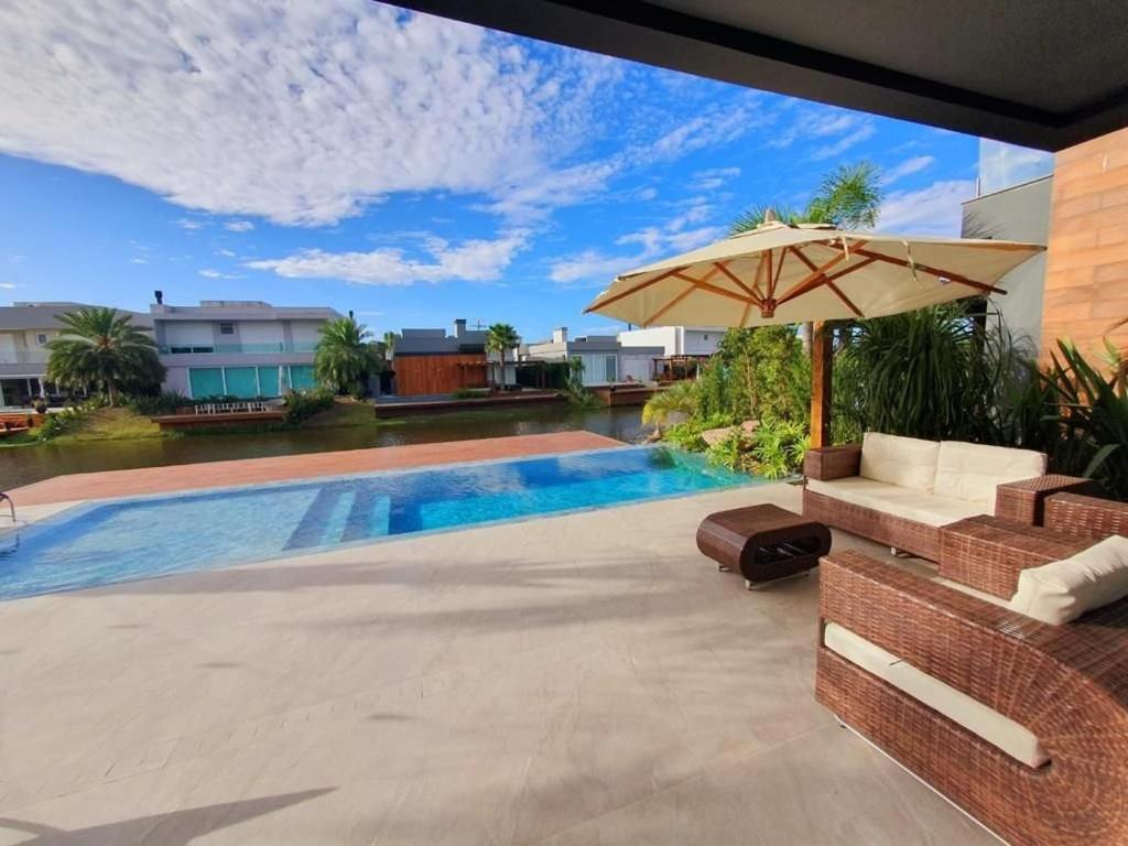 Casa de Verão no Malibu à Beira do Lago