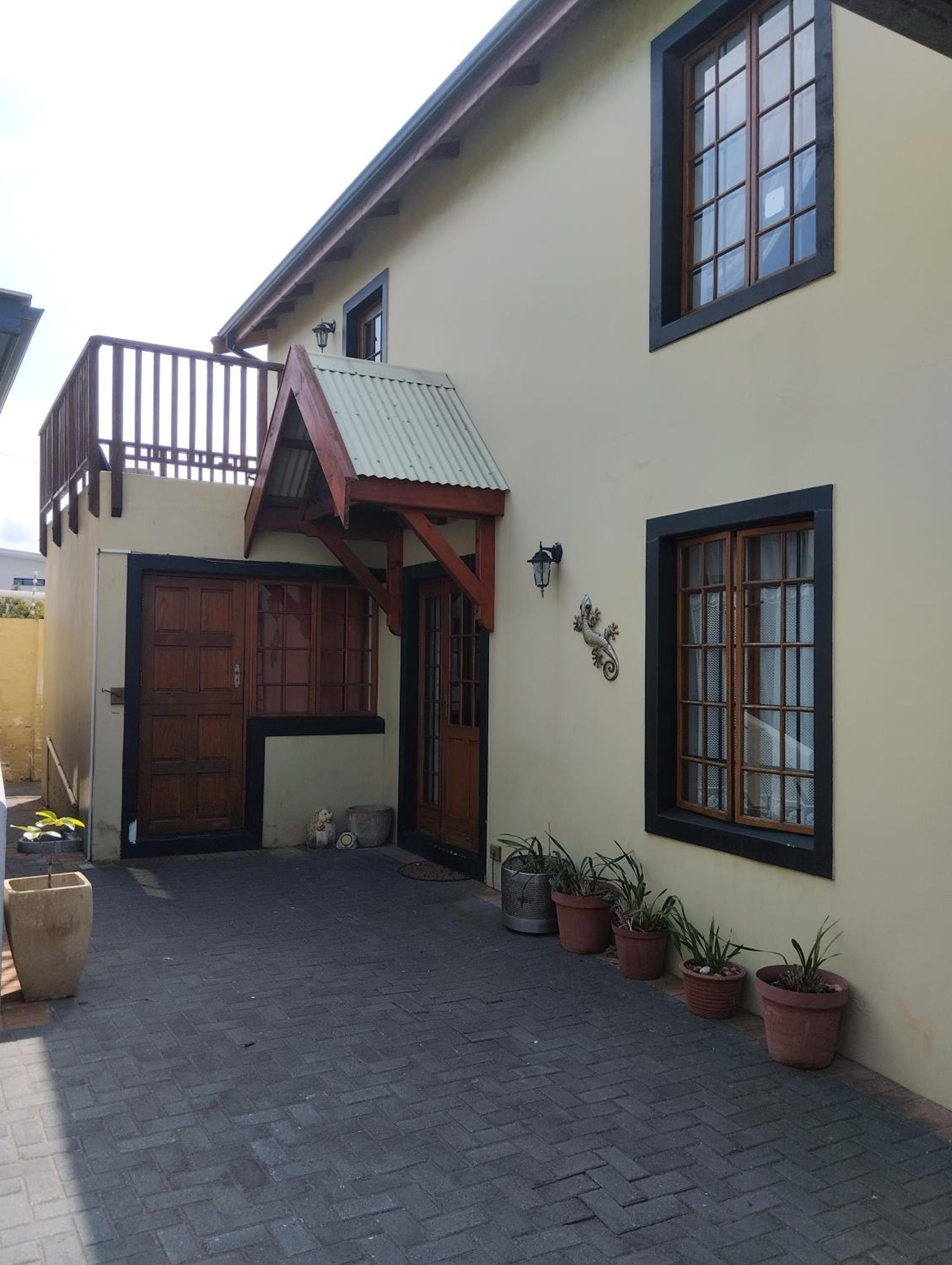 Port Elizabeth Vacations - The Olde House - Property Image 1
