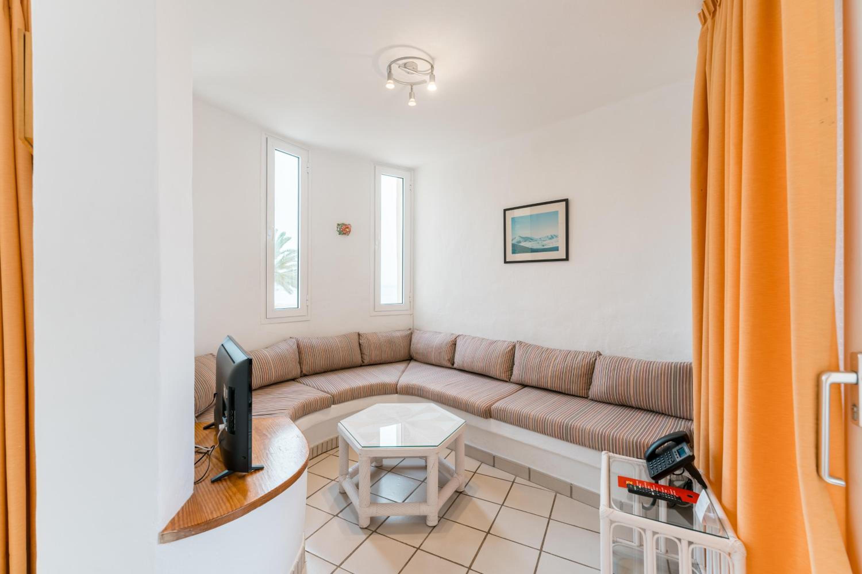 R2 Maryvent Beach Apartments