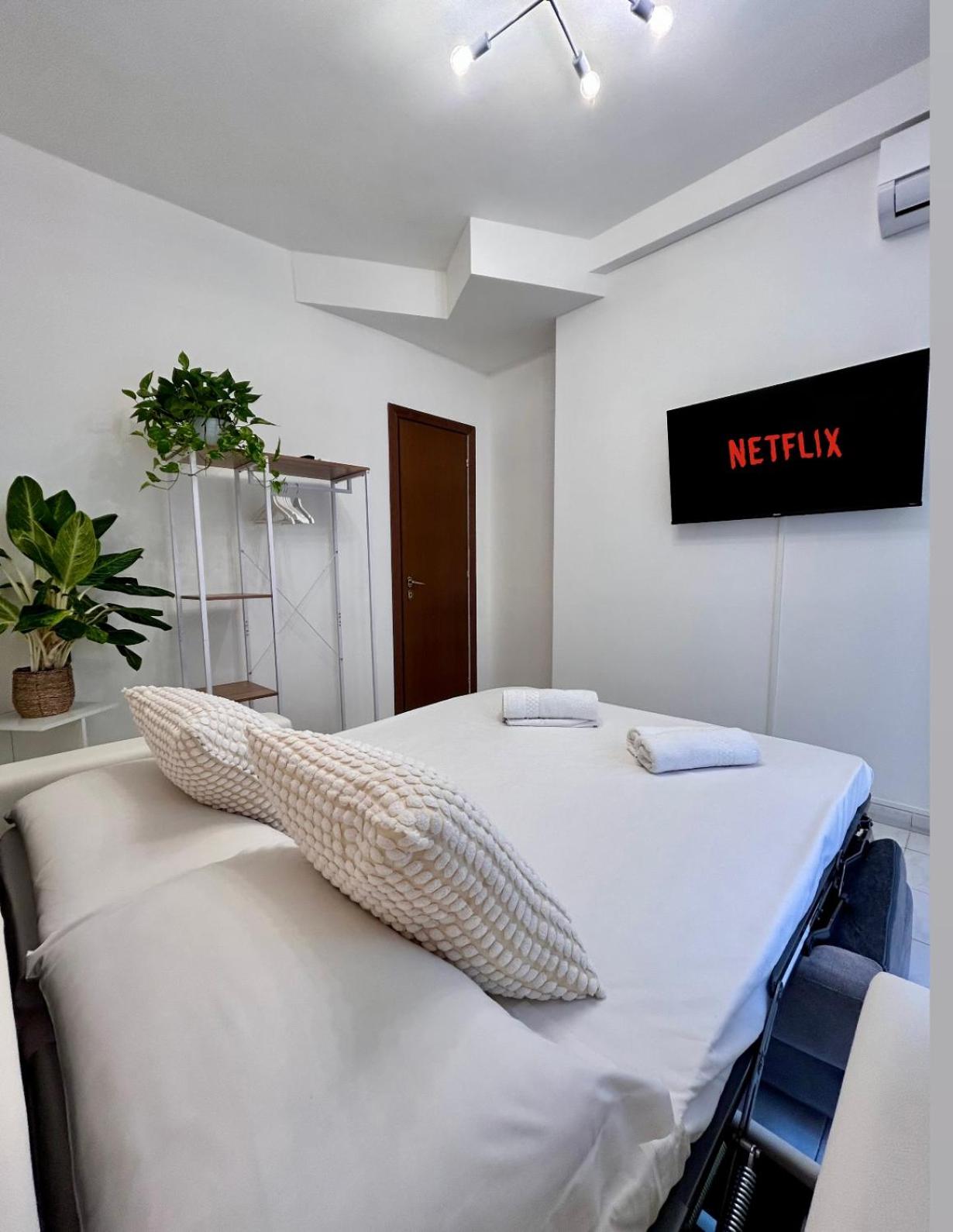 Metro at the door- Colosseo 6 min- 2BR AC WiFi
