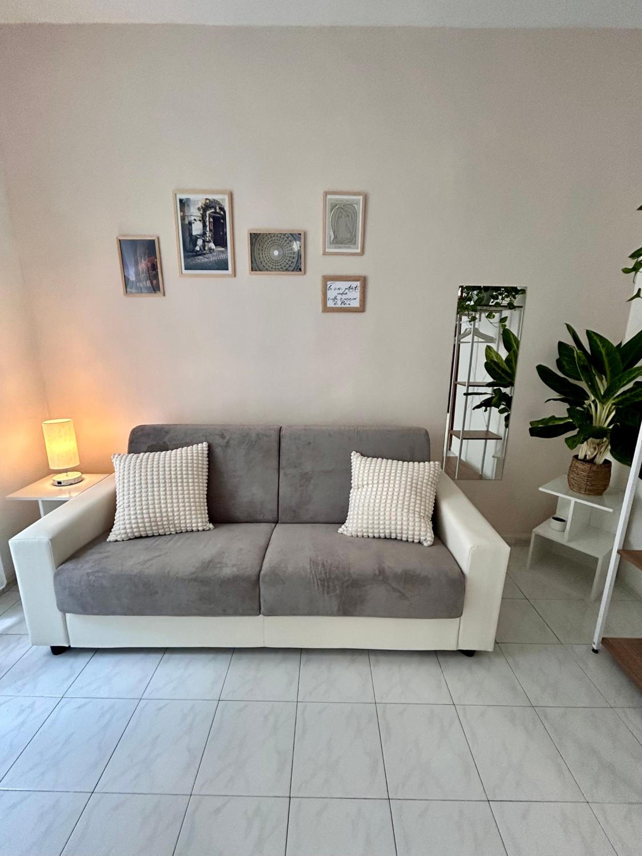 Metro at the door- Colosseo 6 min- 2BR AC WiFi